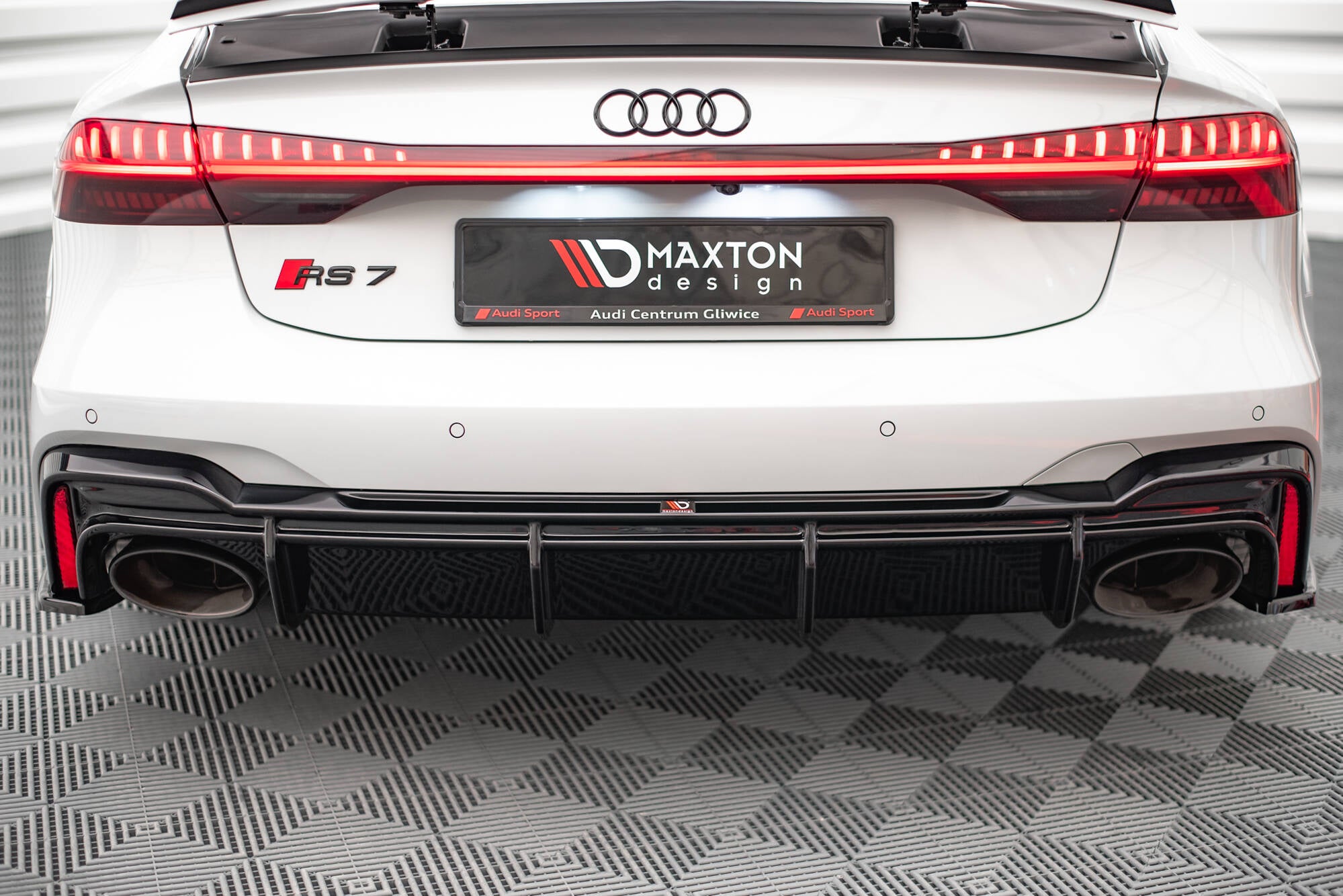 Maxton Design Diffusor Heck Ansatz passend für Audi RS7 C8 (mit AHK) schwarz Hochglanz