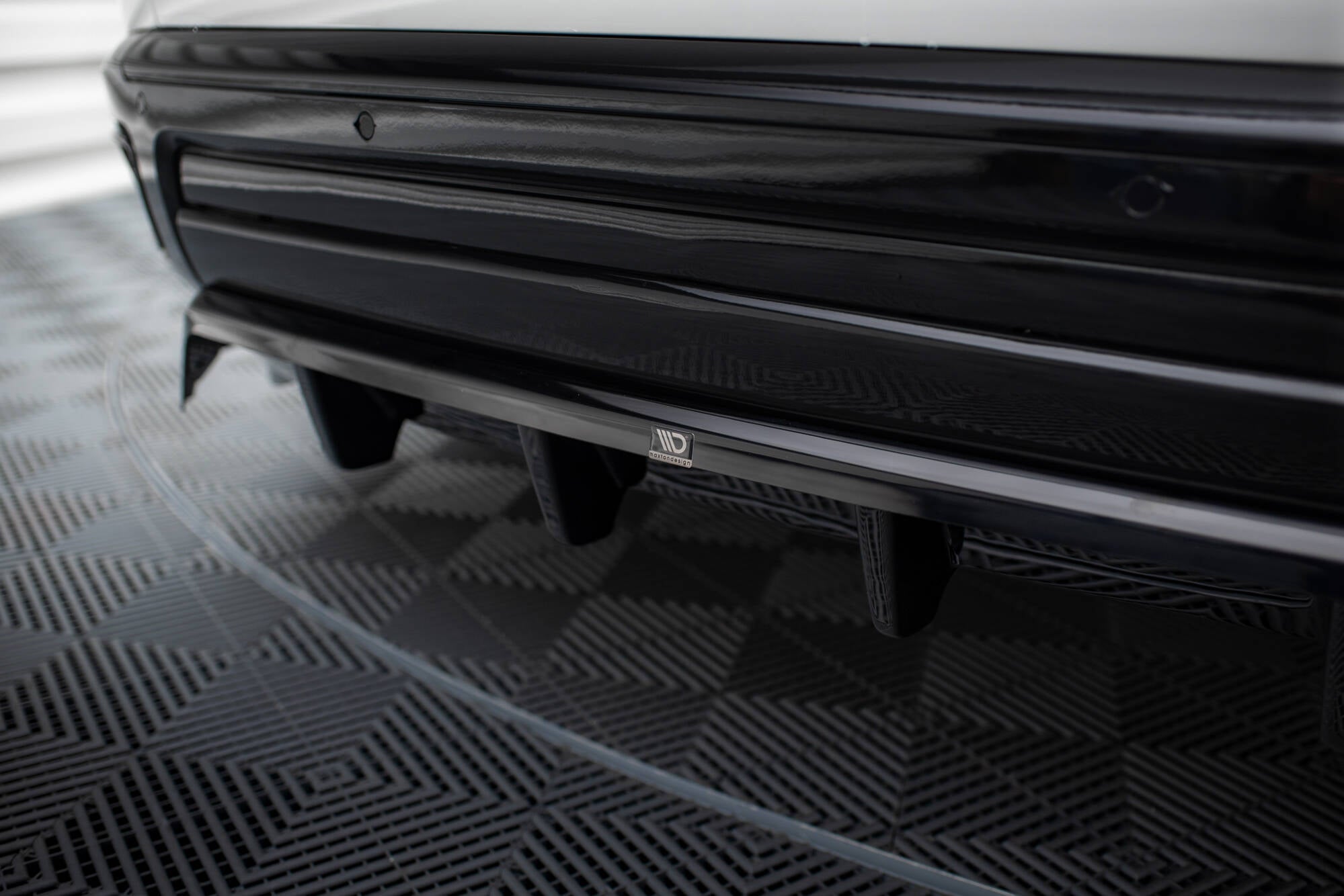 Maxton Design Street+ Mittlerer Diffusor RACE passend für Rolls Royce Cullinan schwarz Hochglanz