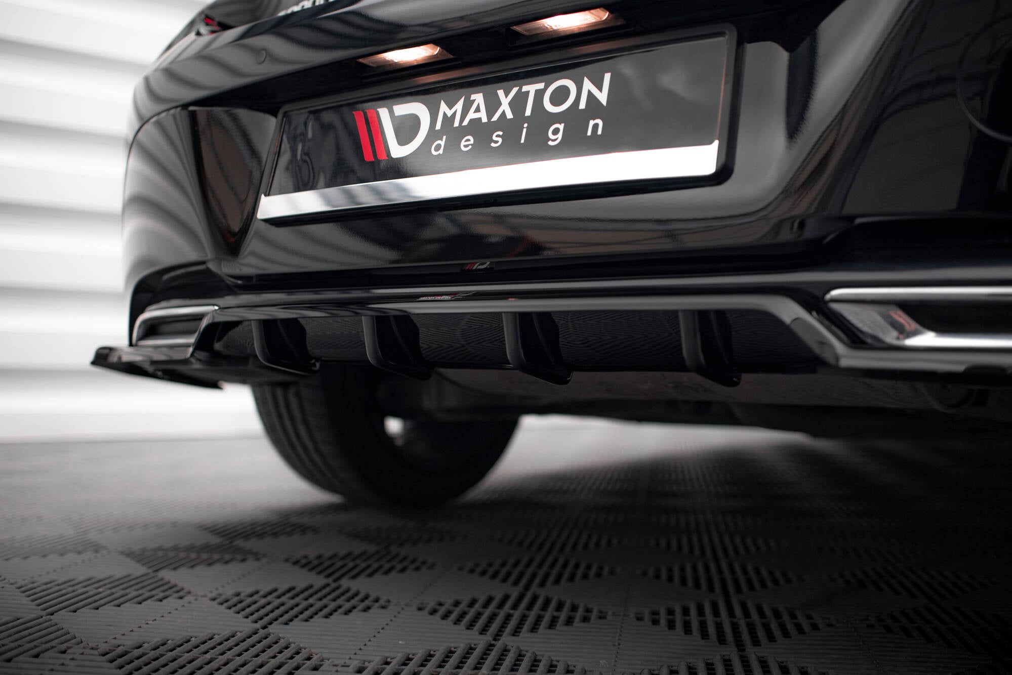 Maxton Design Street+ Mittlerer Diffusor RACE passend für Toyota Corolla Hatchback Mk12 schwarz Hochglanz