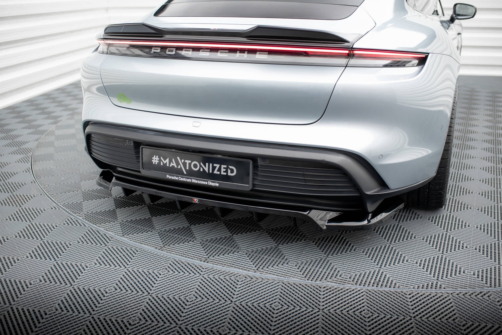 Maxton Design Street+ Mittlerer Diffusor RACE passend für Porsche Taycan / Taycan 4 / Taycan 4S / Taycan GTS Mk1 schwarz Hochglanz