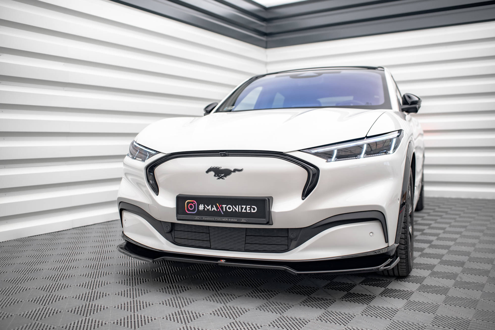 Maxton Design Street+ Spoilerlippe Front Ansatz V.2 passend für Ford Mustang Mach-E Mk1 schwarz Hochglanz