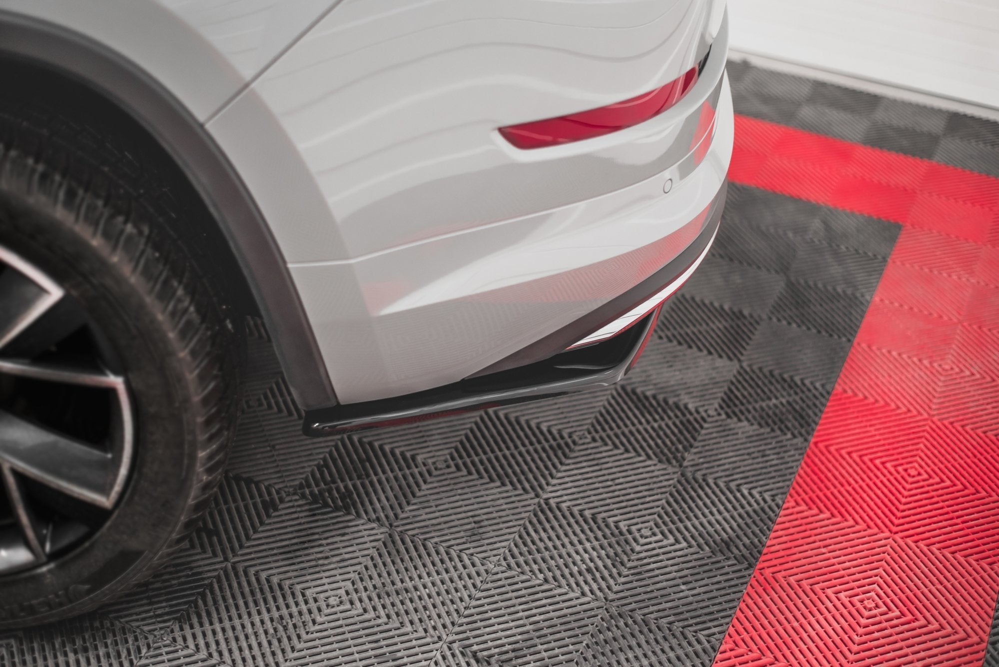 Maxton Design Heck Ansatz Flaps Diffusor passend für Skoda Kodiaq Sportline Mk1 / Mk1 Facelift schwarz Hochglanz