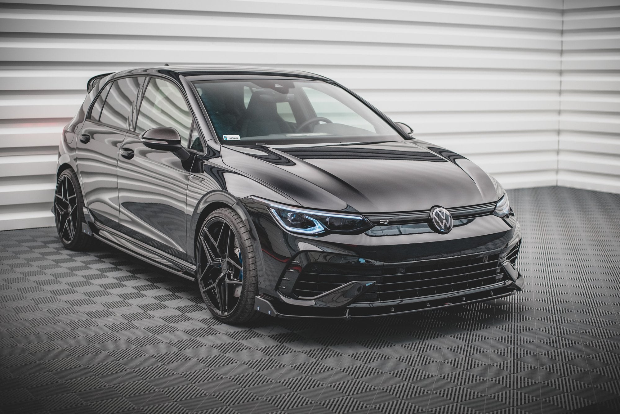 Maxton Design Street+ Spoilerlippe Front Ansatz V.2 + Flaps passend für VW Golf R Hatchback / Variant Mk8