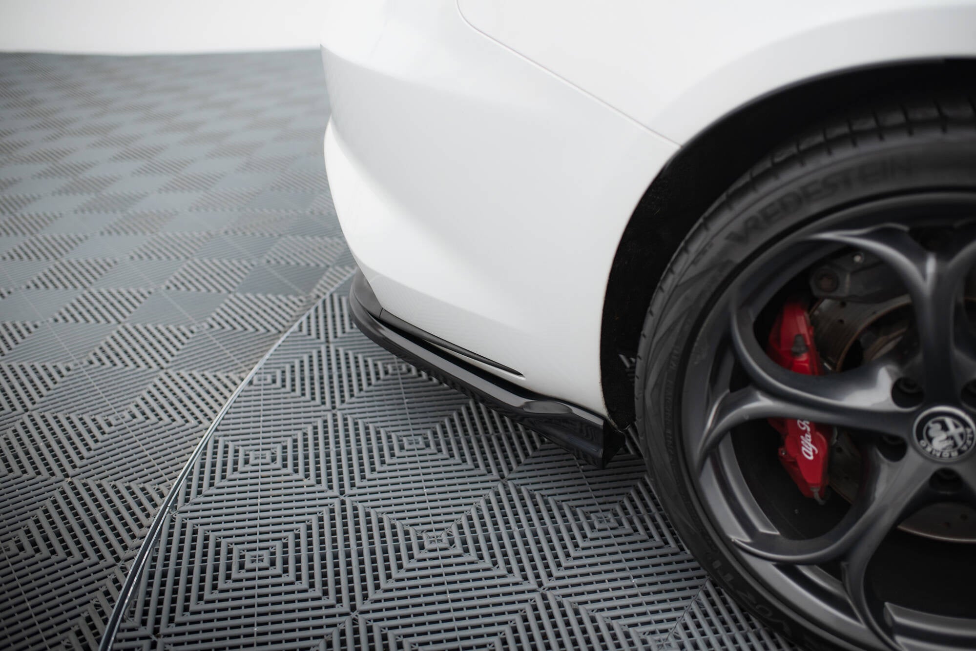 Maxton Design Heck Ansatz Flaps Diffusor passend für Alfa Romeo Giulia Quadrifoglio schwarz Hochglanz