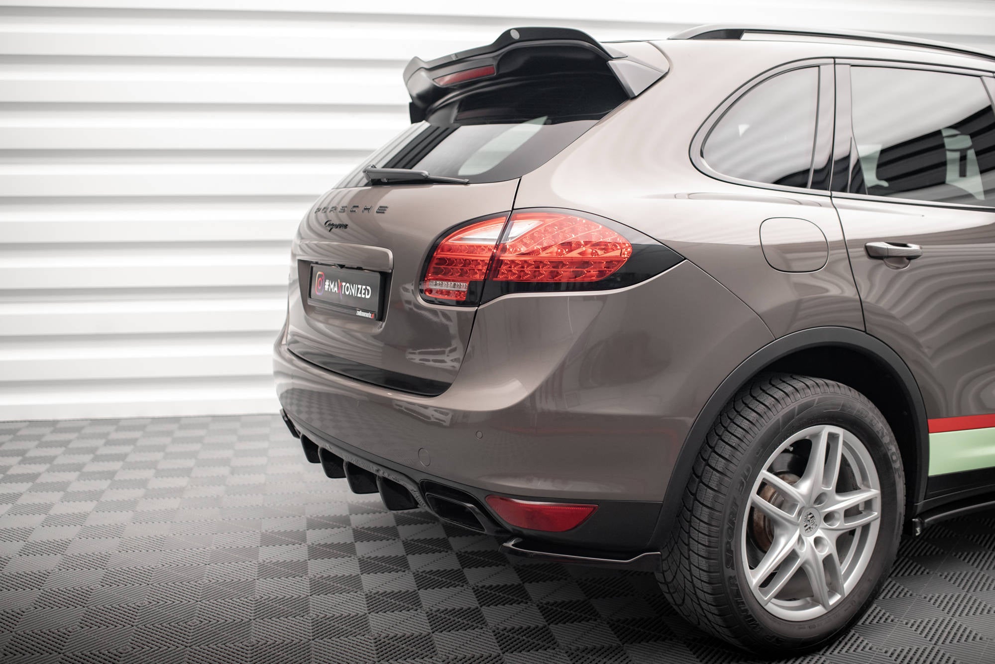 Maxton Design Diffusor Heck Ansatz passend für Porsche Cayenne Turbo / Standard Mk2 schwarz Hochglanz