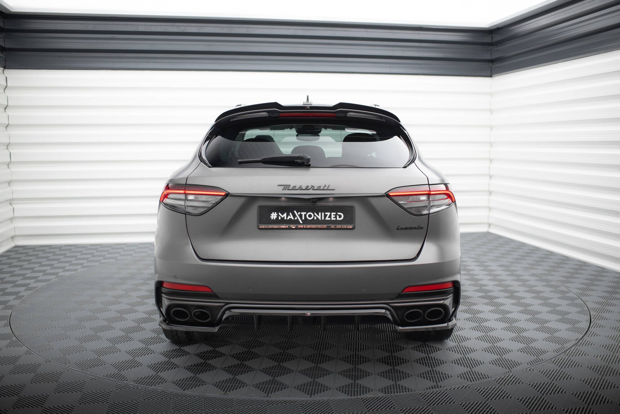 Maxton Design Street+ Mittlerer Diffusor RACE passend für Maserati Levante Trofeo Mk1 schwarz Hochglanz