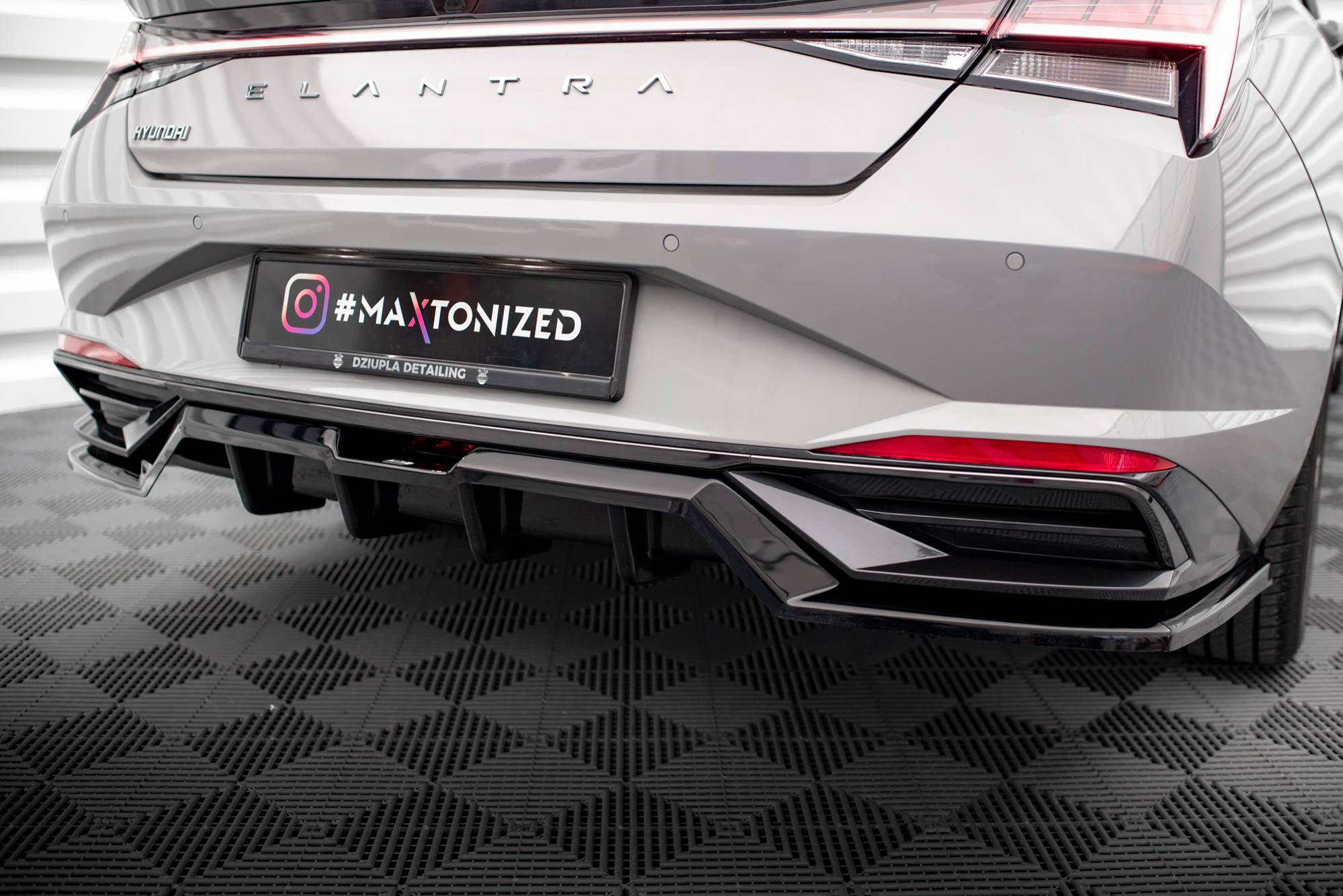 Maxton Design Street+ Mittlerer Diffusor RACE passend für Hyundai Elantra Mk7 schwarz Hochglanz