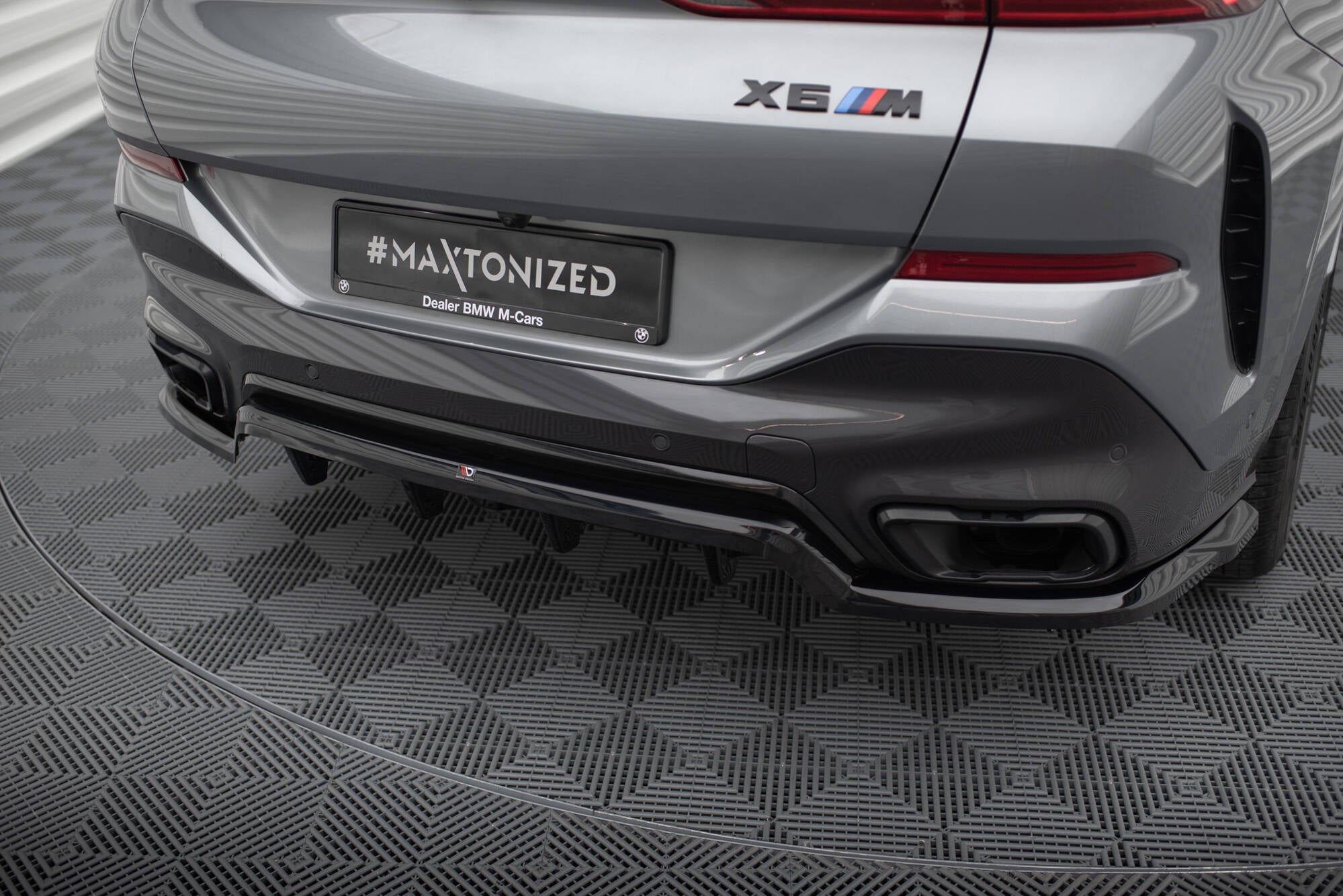 Maxton Design Street+ Mittlerer Diffusor RACE passend für V.1 BMW X6 M-Paket G06 Facelift schwarz Hochglanz