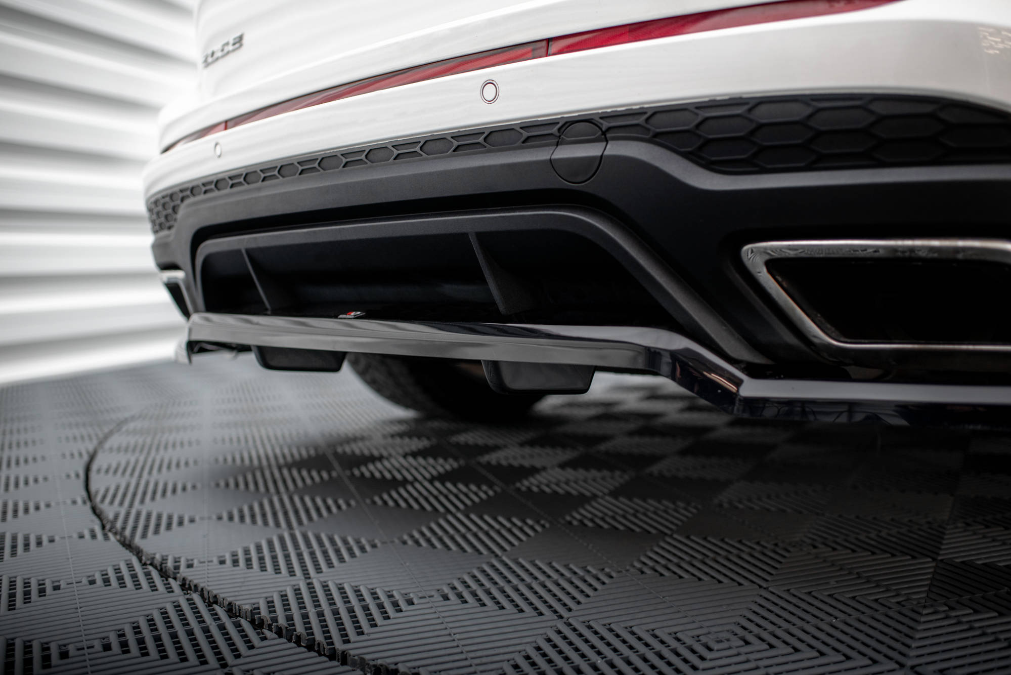 Maxton Design Street+ Mittlerer Diffusor RACE passend für Ford Edge Sport Mk2 schwarz Hochglanz