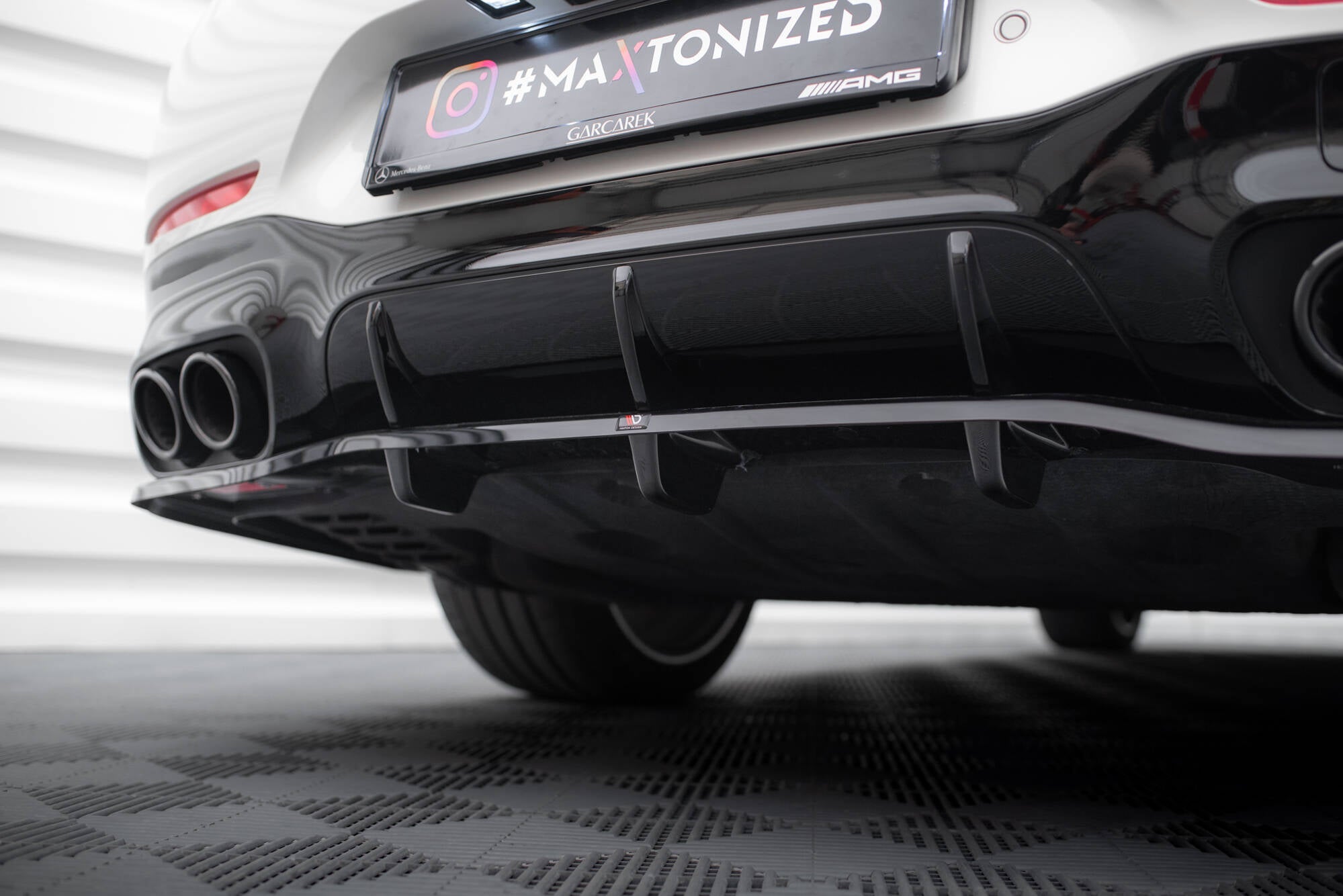 Maxton Design Street+ Mittlerer Diffusor RACE passend für Mercedes-AMG GT 43 4 Door Coupe V8 Styling Package X290 schwarz Hochglanz