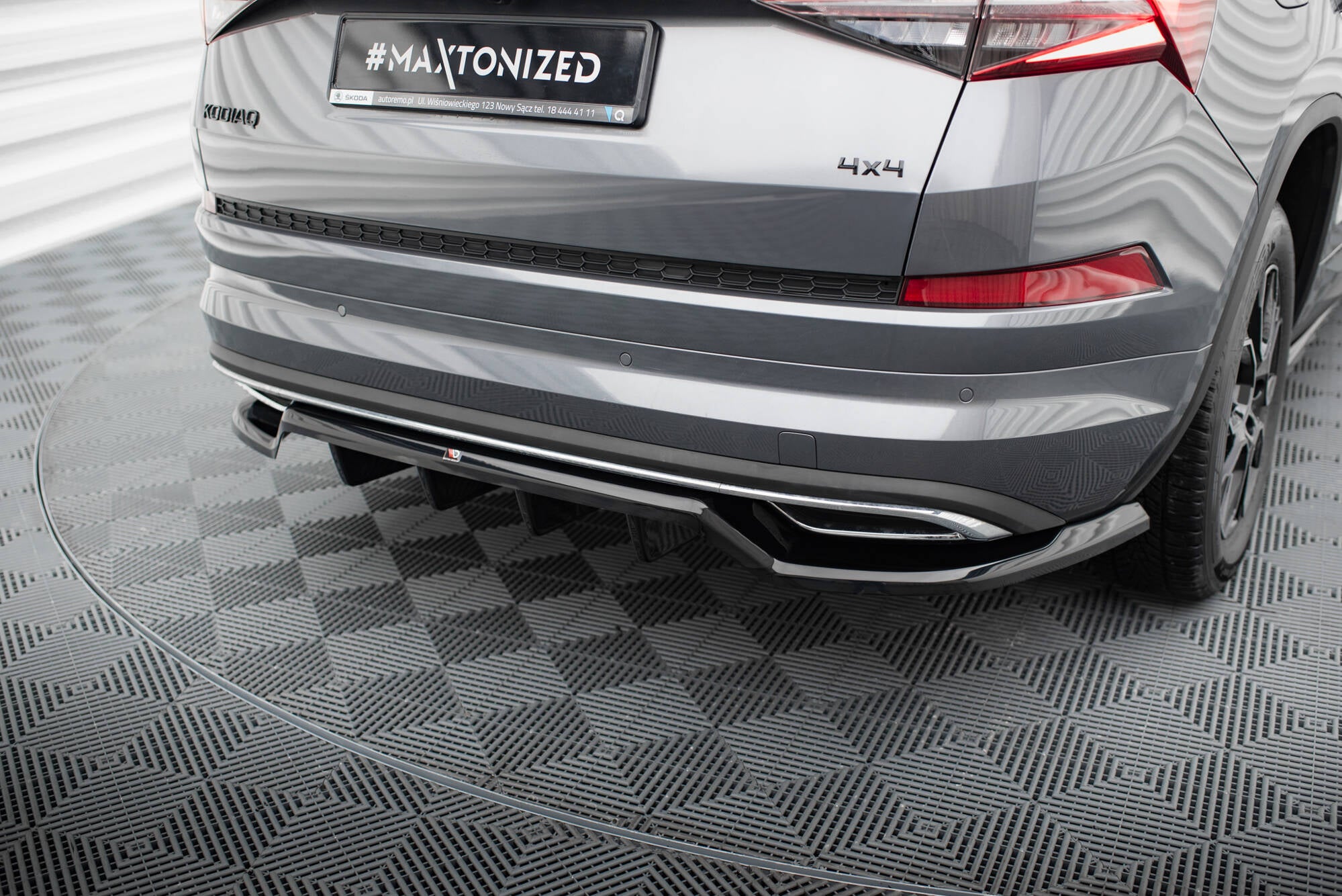 Maxton Design Street+ Mittlerer Diffusor RACE passend für Skoda Kodiaq Sportline Mk1 / Mk1 Facelift schwarz Hochglanz
