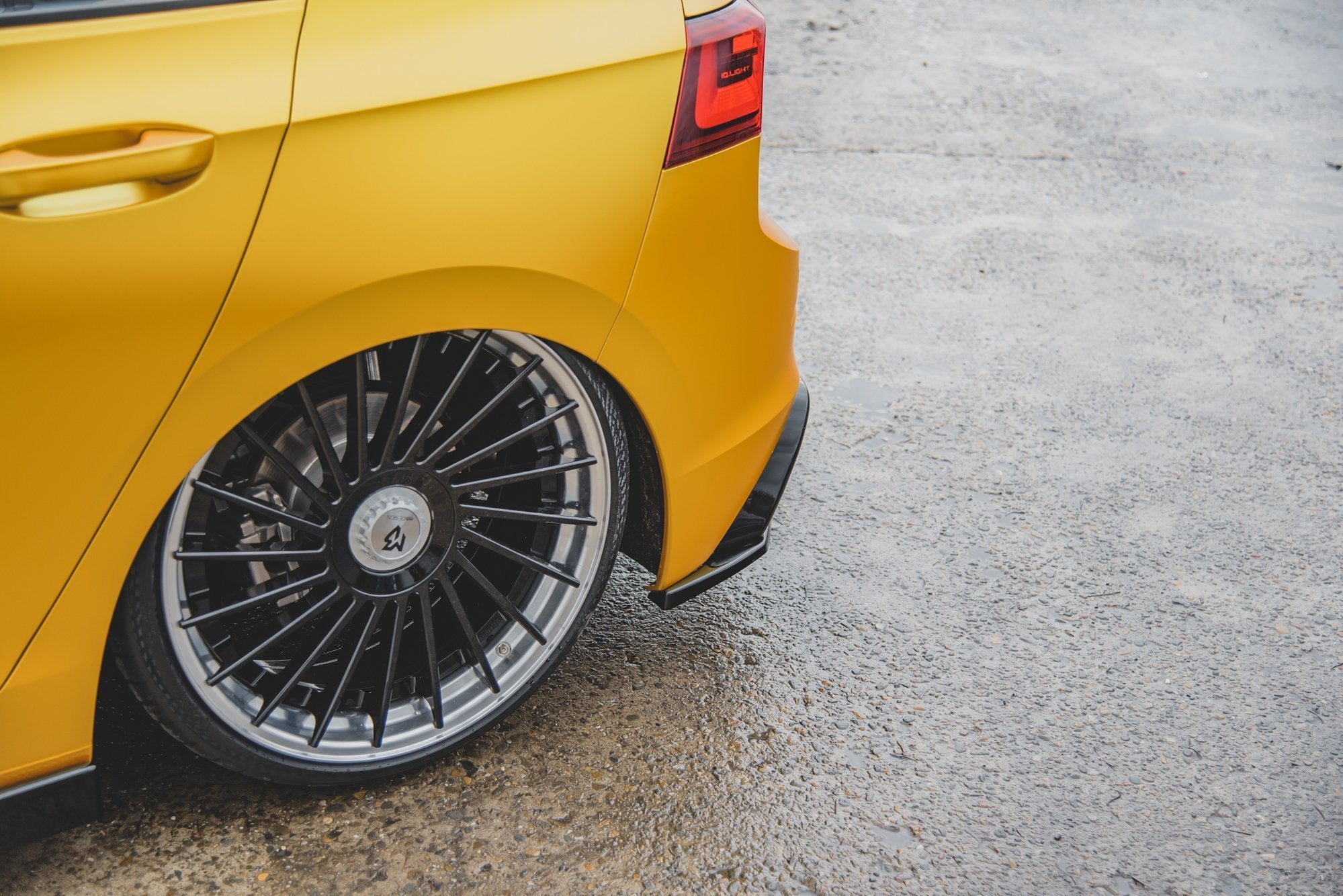 Maxton Design Heck Ansatz Flaps Diffusor passend für VW Golf Hatchback Mk8 Facelift schwarz Hochglanz