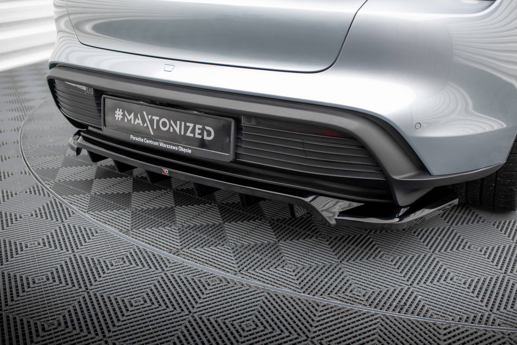 Maxton Design Street+ Mittlerer Diffusor RACE passend für Porsche Taycan / Taycan 4 / Taycan 4S / Taycan GTS Mk1 schwarz Hochglanz