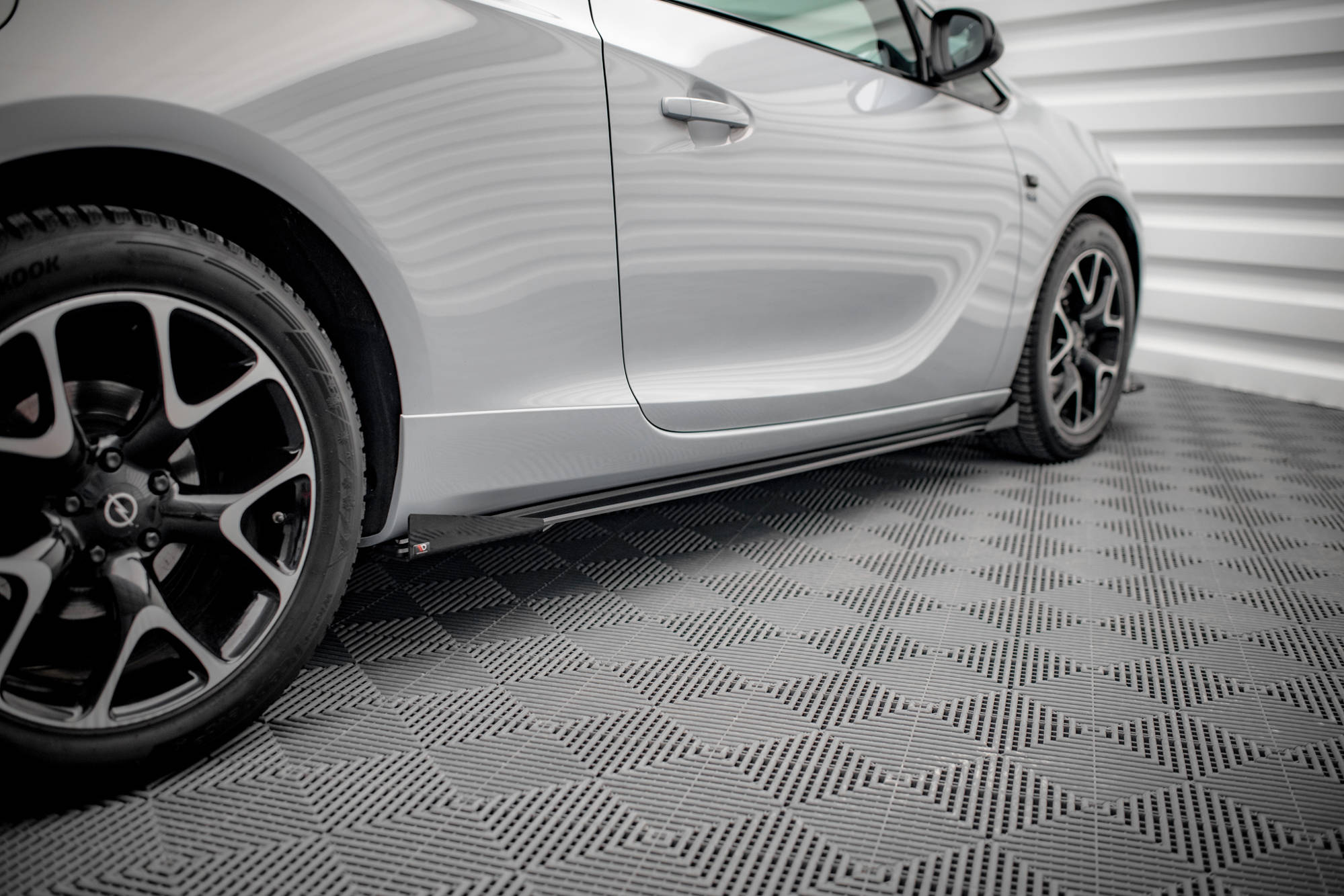 Maxton Design Street Pro Street+ Seitenschweller Leisten + Flaps passend für Opel Astra GTC OPC-Line J schwarz Hochglanz