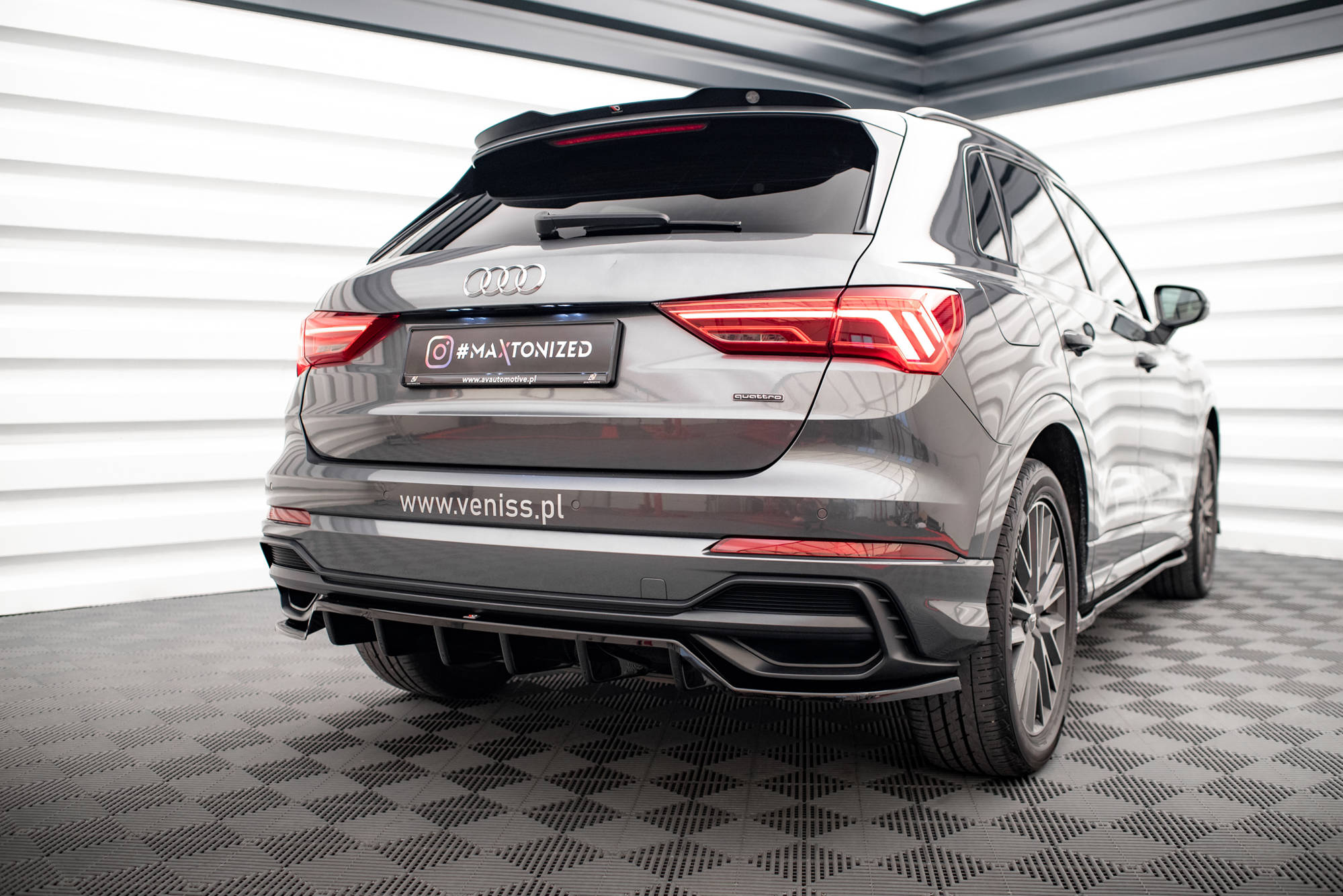 Maxton Design Street+ Mittlerer Diffusor RACE passend für Audi Q3 S-Line SUV F3 schwarz Hochglanz