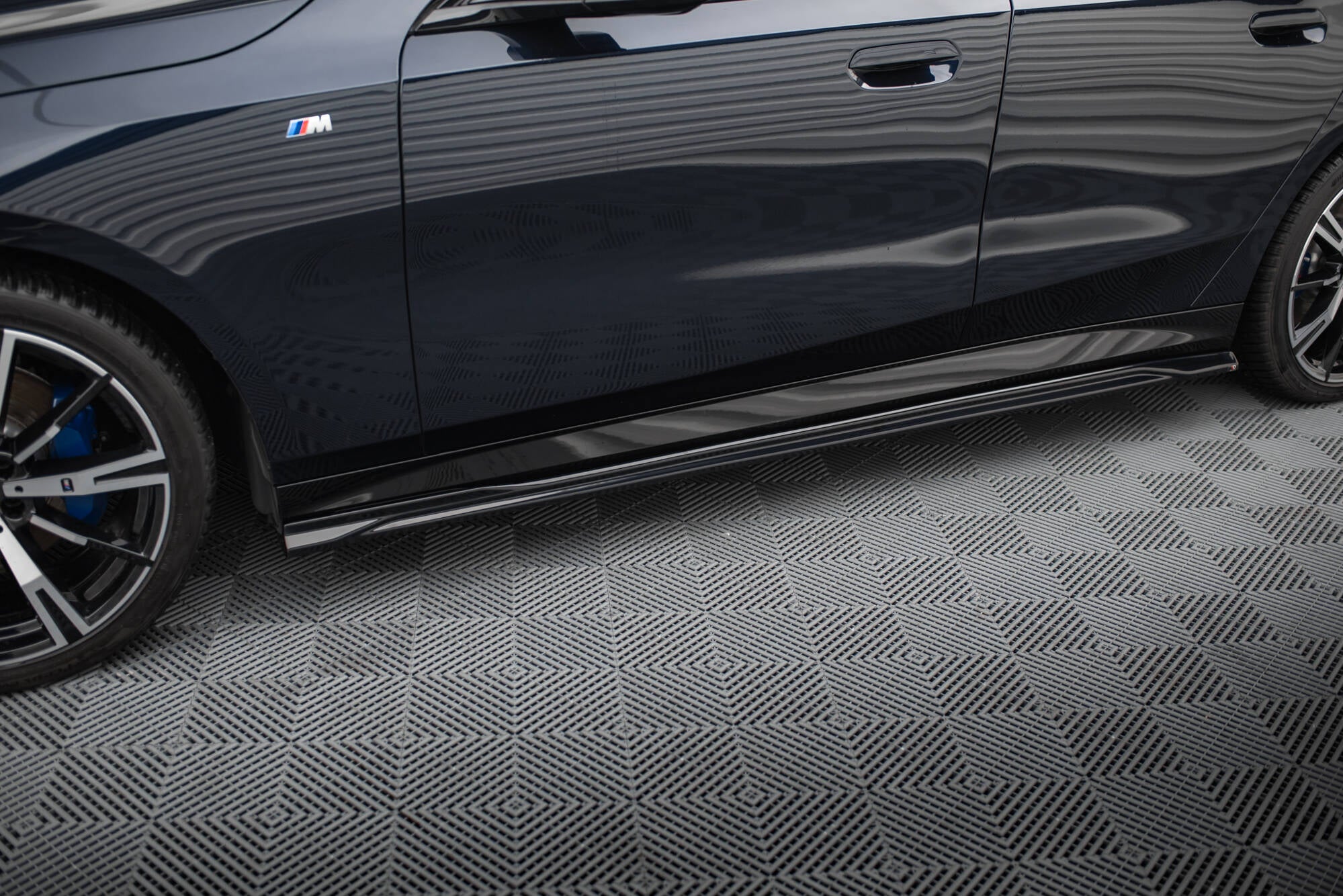 Maxton Design Street+ Seitenschweller Leisten passend für V.1 passend für BMW 5er M-Paket Limousine / Touring G60 / G61 schwarz Hochglanz