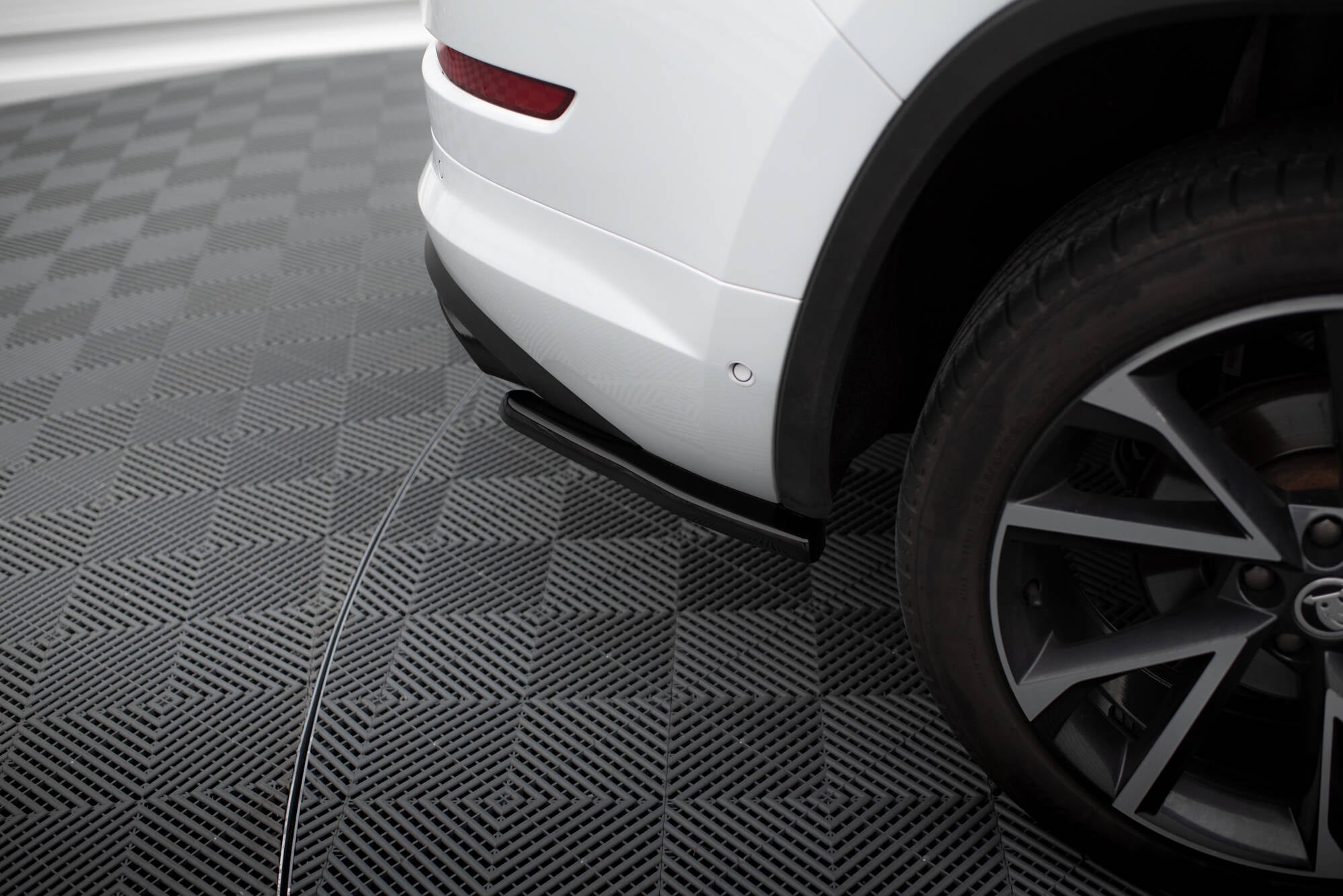 Maxton Design Heck Ansatz Flaps Diffusor passend für Skoda Kodiaq RS Mk1 / Mk1 Facelift schwarz Hochglanz