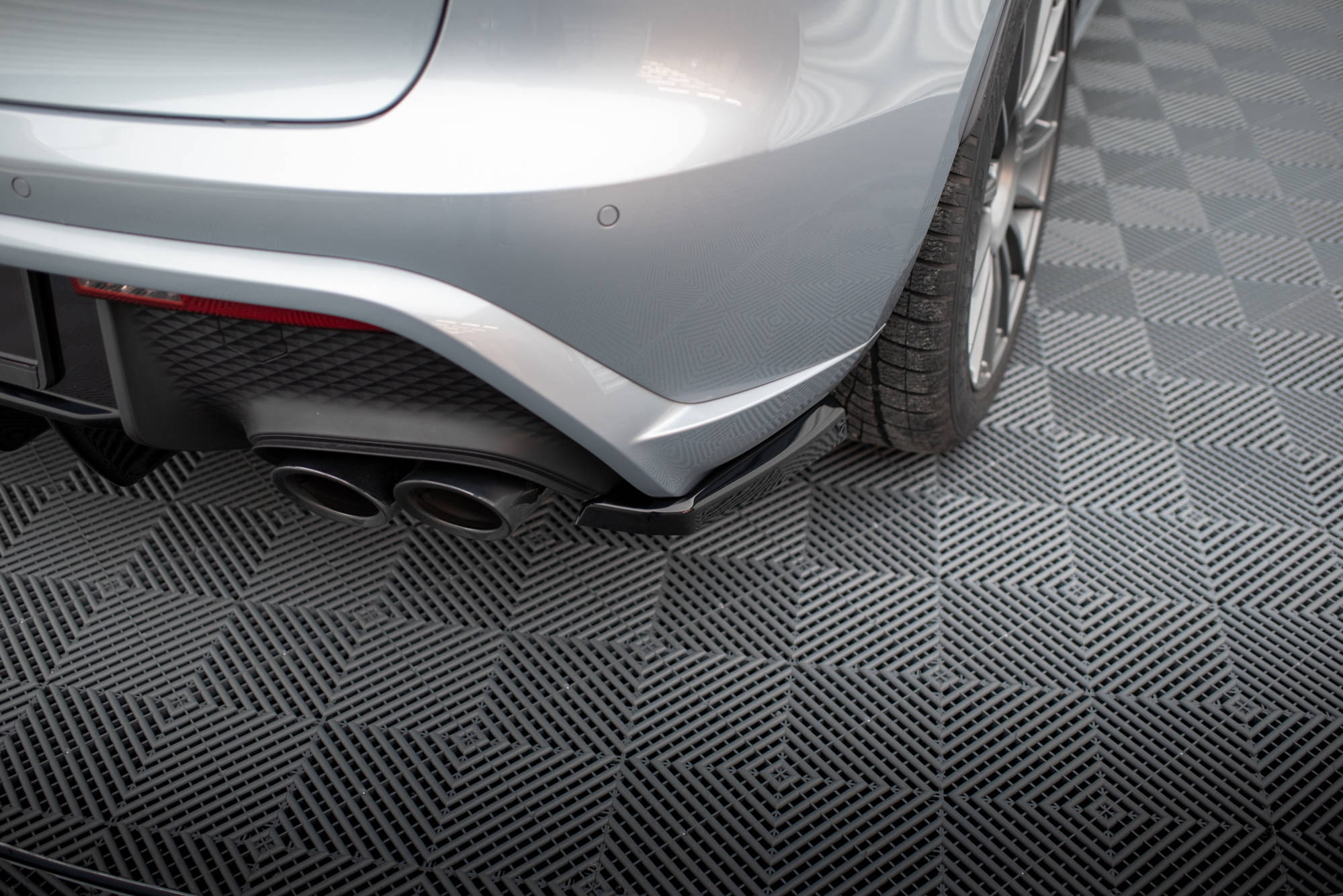 Maxton Design Heck Ansatz Flaps Diffusor passend für Porsche Macan Mk1 Facelift 2 schwarz Hochglanz