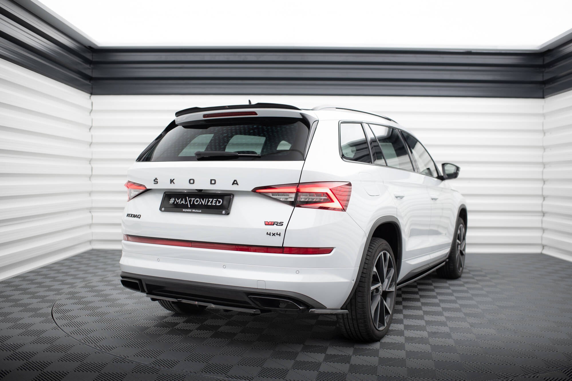Maxton Design Street+ Mittlerer Diffusor RACE passend für Skoda Kodiaq RS Mk1 / Mk1 Facelift schwarz Hochglanz