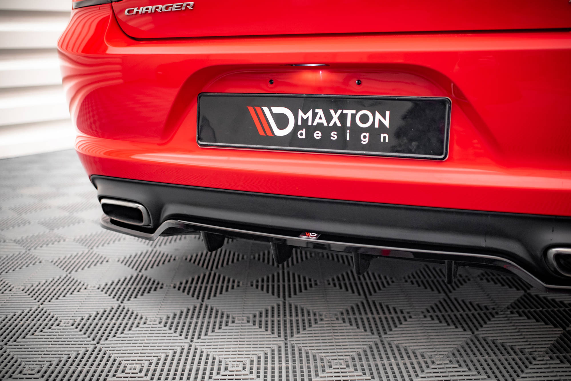 Maxton Design Street+ Mittlerer Diffusor RACE passend für Dodge Charger RT Mk7 Facelift schwarz Hochglanz