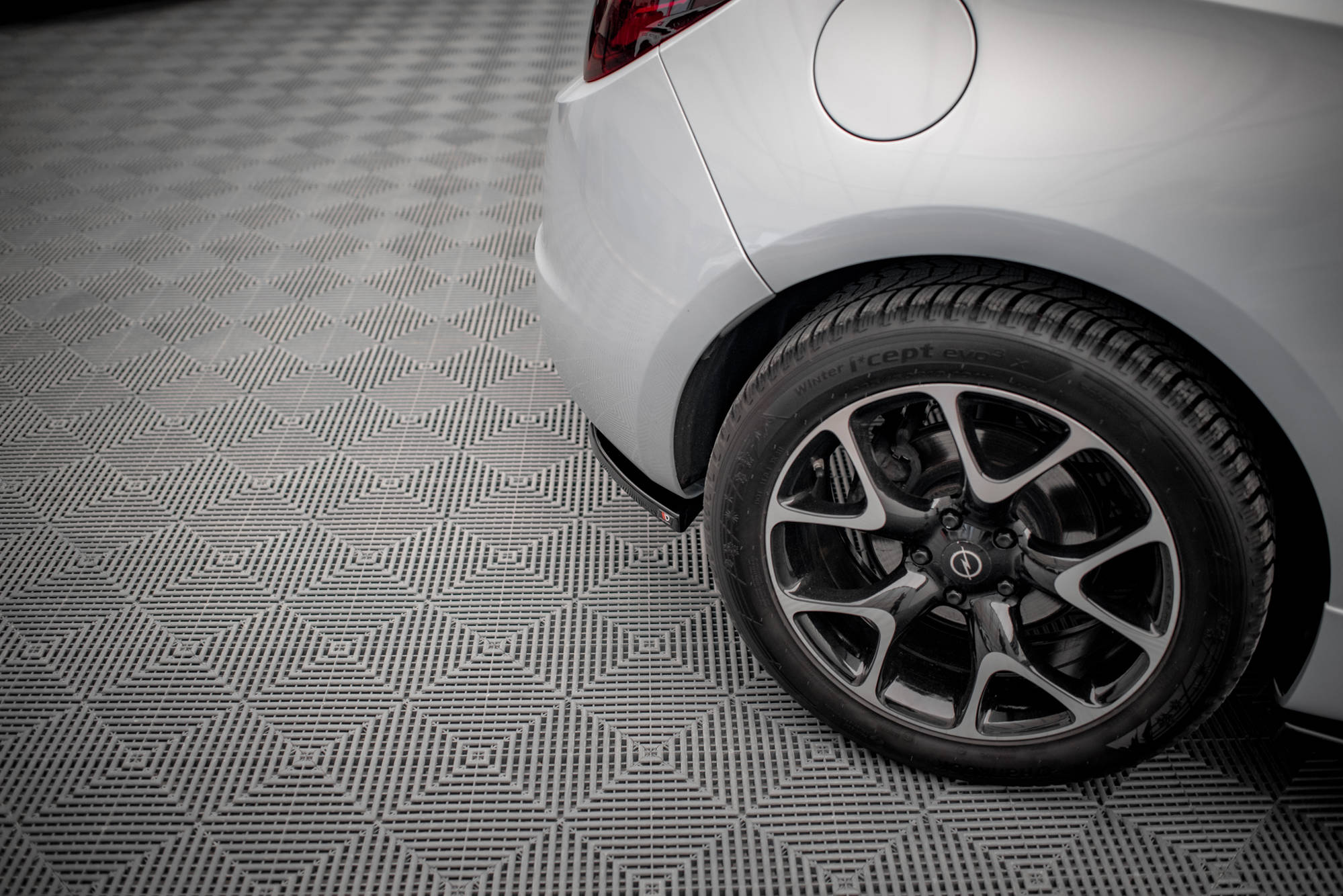 Maxton Design Heck Ansatz Flaps Diffusor V.1 passend für Opel Astra GTC OPC-Line J schwarz Hochglanz