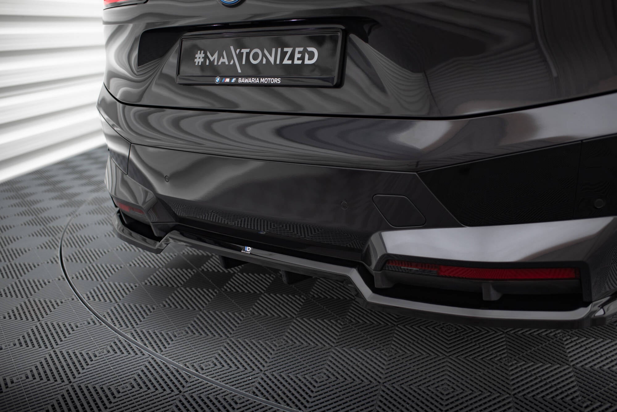 Maxton Design Street+ Mittlerer Diffusor RACE passend für BMW iX M-Paket i20 schwarz Hochglanz