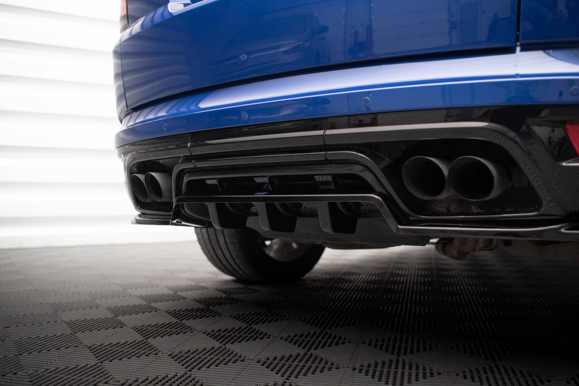 Maxton Design Street+ Mittlerer Diffusor RACE passend für Land Rover Range Rover Sport SVR Mk2 schwarz Hochglanz