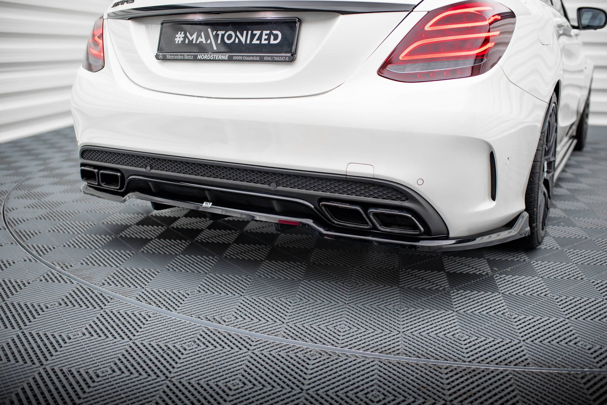 Maxton Design Street+ Mittlerer Diffusor RACE passend für Mercedes-AMG C63 Limousine / Kombi W205 / S205 schwarz Hochglanz