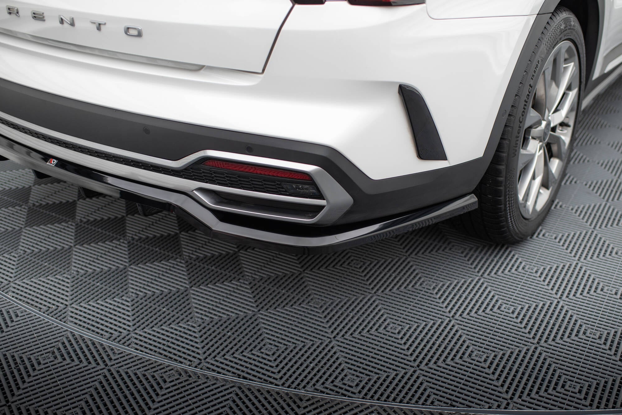 Maxton Design Street+ Mittlerer Diffusor RACE passend für Kia Sorento Mk4 schwarz Hochglanz