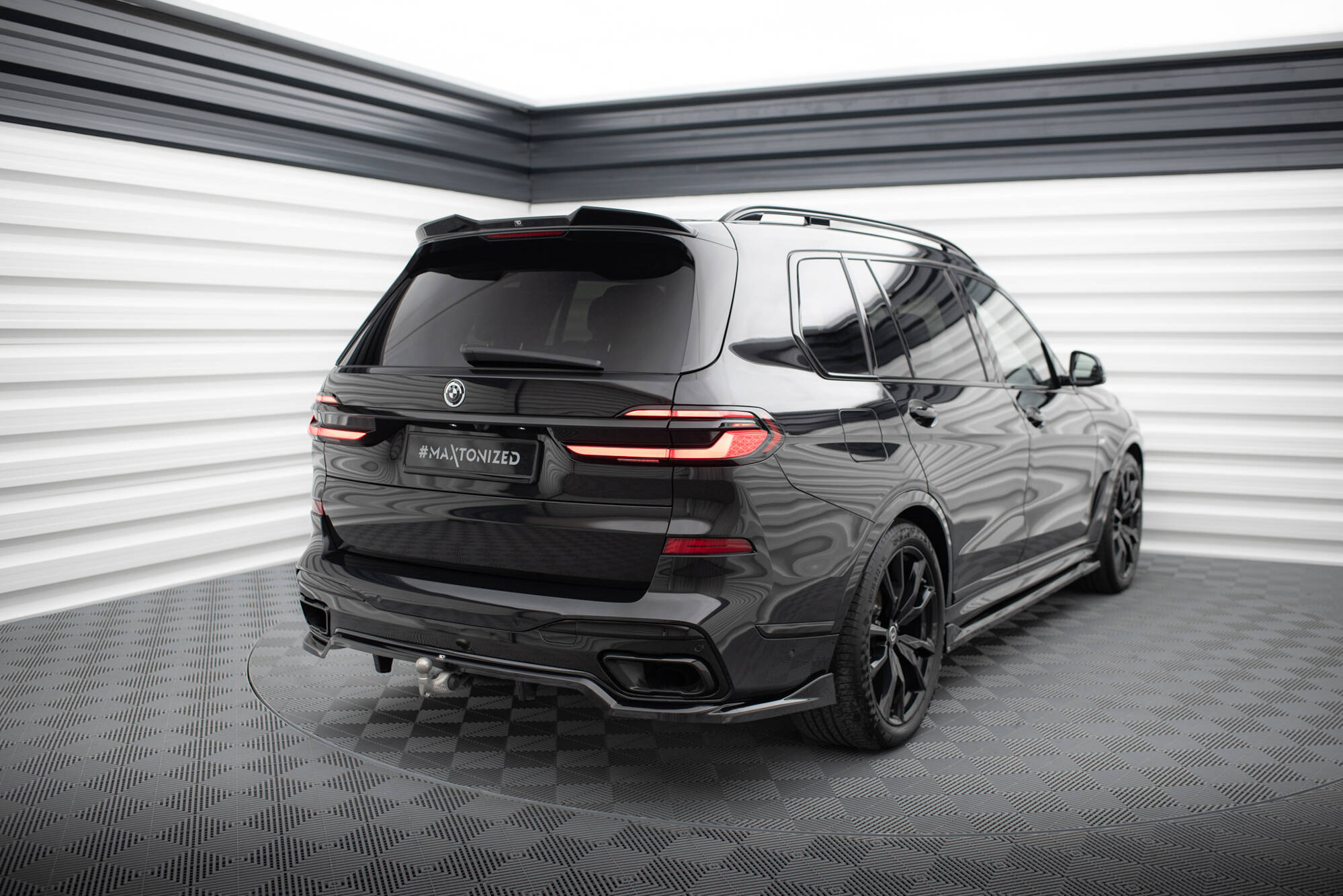 Maxton Design Street+ Mittlerer Diffusor RACE passend für BMW X7 M-Paket G07 Facelift schwarz Hochglanz