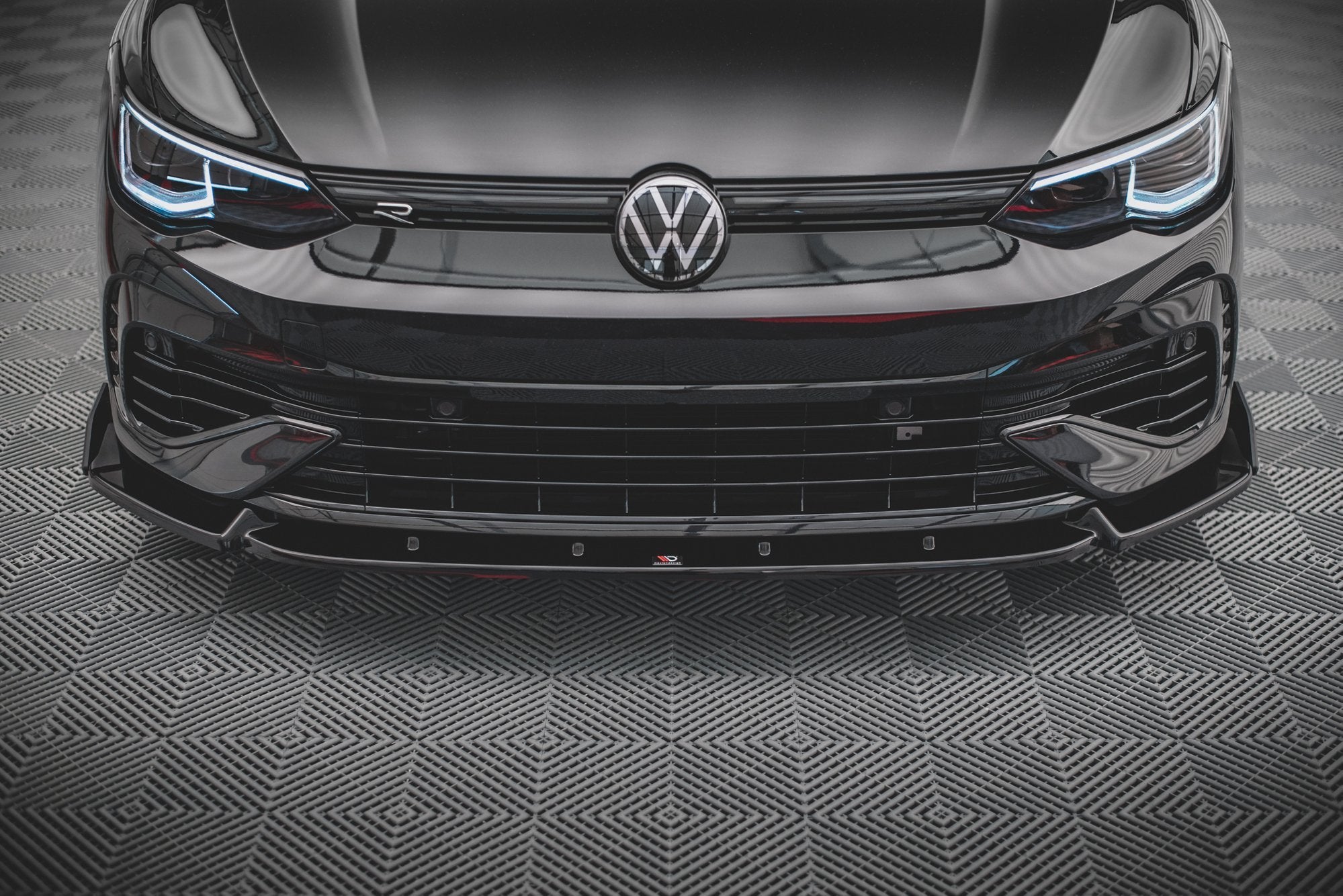 Maxton Design Street+ Spoilerlippe Front Ansatz V.2 + Flaps passend für VW Golf R Hatchback / Variant Mk8
