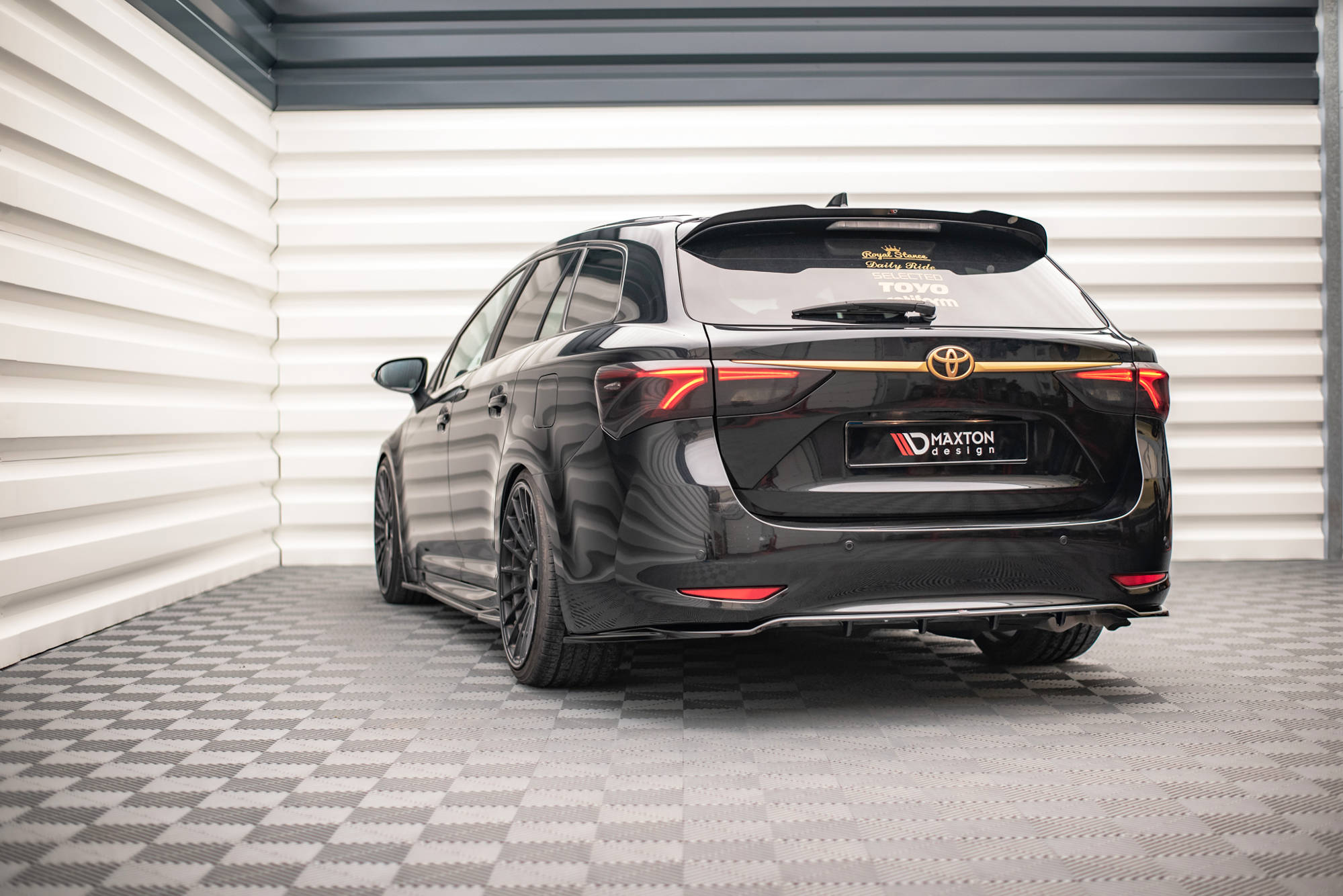 Maxton Design Street+ Mittlerer Diffusor RACE passend für Toyota Avensis Wagon Mk3 Facelift schwarz Hochglanz