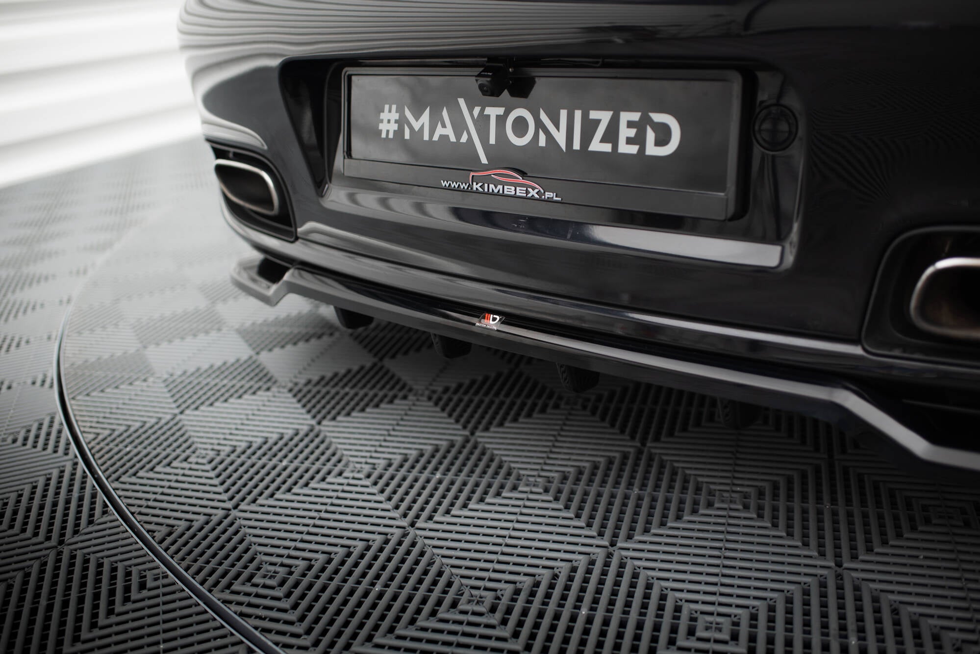 Maxton Design Street+ Mittlerer Diffusor RACE passend für Porsche 911 Turbo 997 schwarz Hochglanz