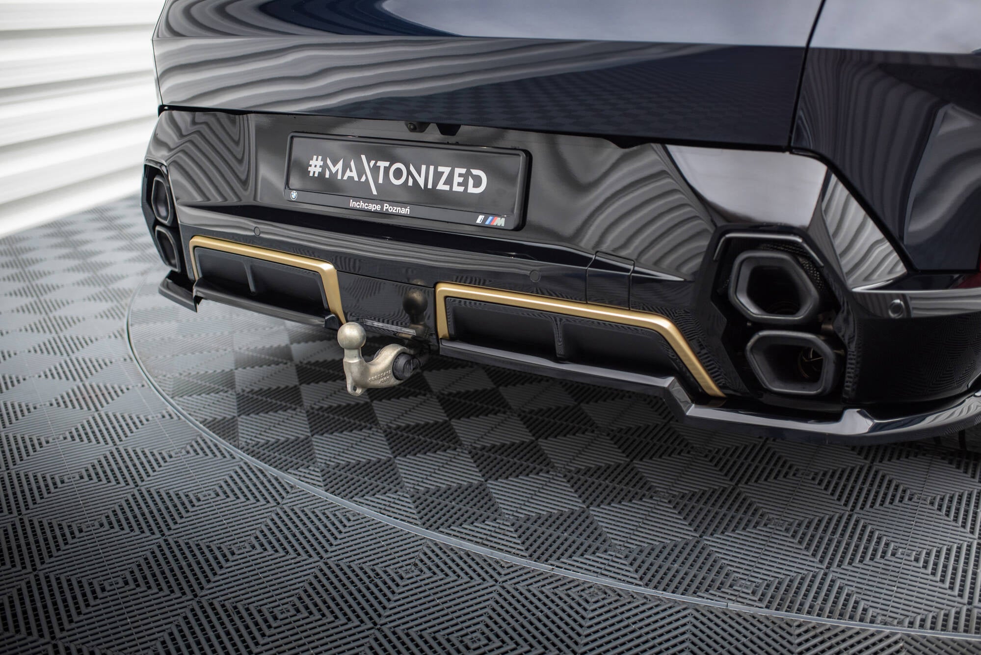 Maxton Design Street+ Mittlerer Diffusor RACE passend für BMW XM G09 schwarz Hochglanz