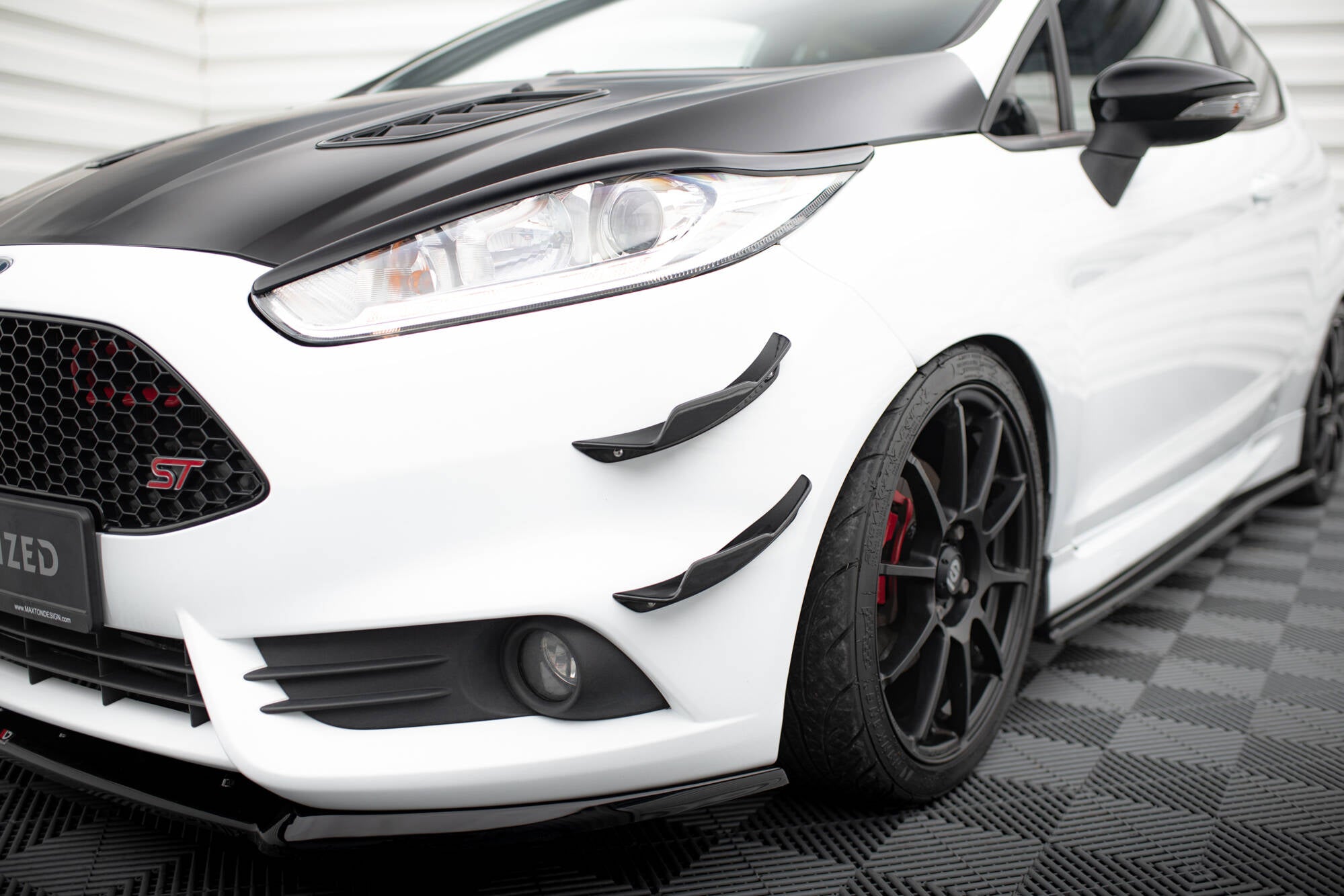 Maxton Design Stoßstangen Flaps Wings vorne Canards passend für Ford Fiesta 7 ST Facelift