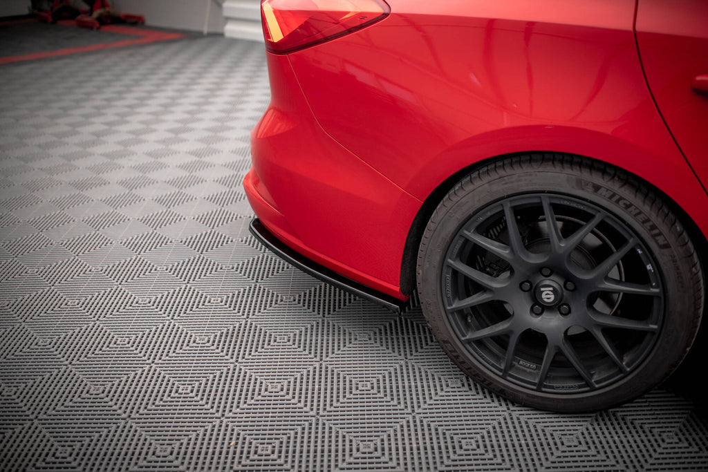 Maxton Design Heck Ansatz Flaps Diffusor V.5 passend für Ford Focus Kombi ST Mk4 schwarz Hochglanz