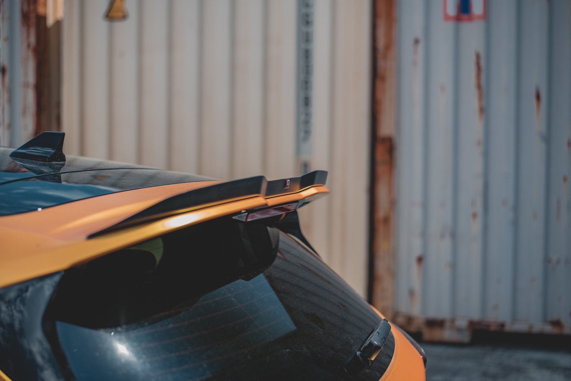 Maxton Design Spoiler CAP V.1 passend für Ford Focus Hatchback ST Mk4 schwarz Hochglanz