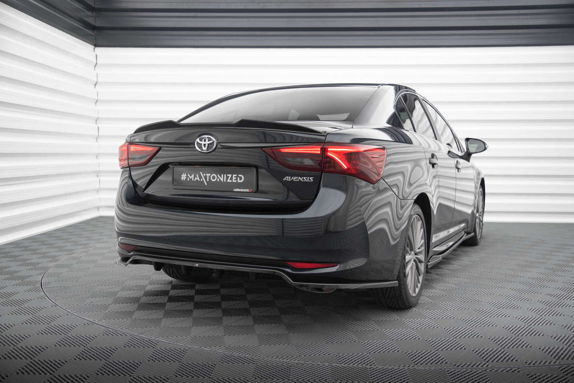 Maxton Design Street+ Mittlerer Diffusor RACE passend für Toyota Avensis Limousine Mk3 Facelift schwarz Hochglanz