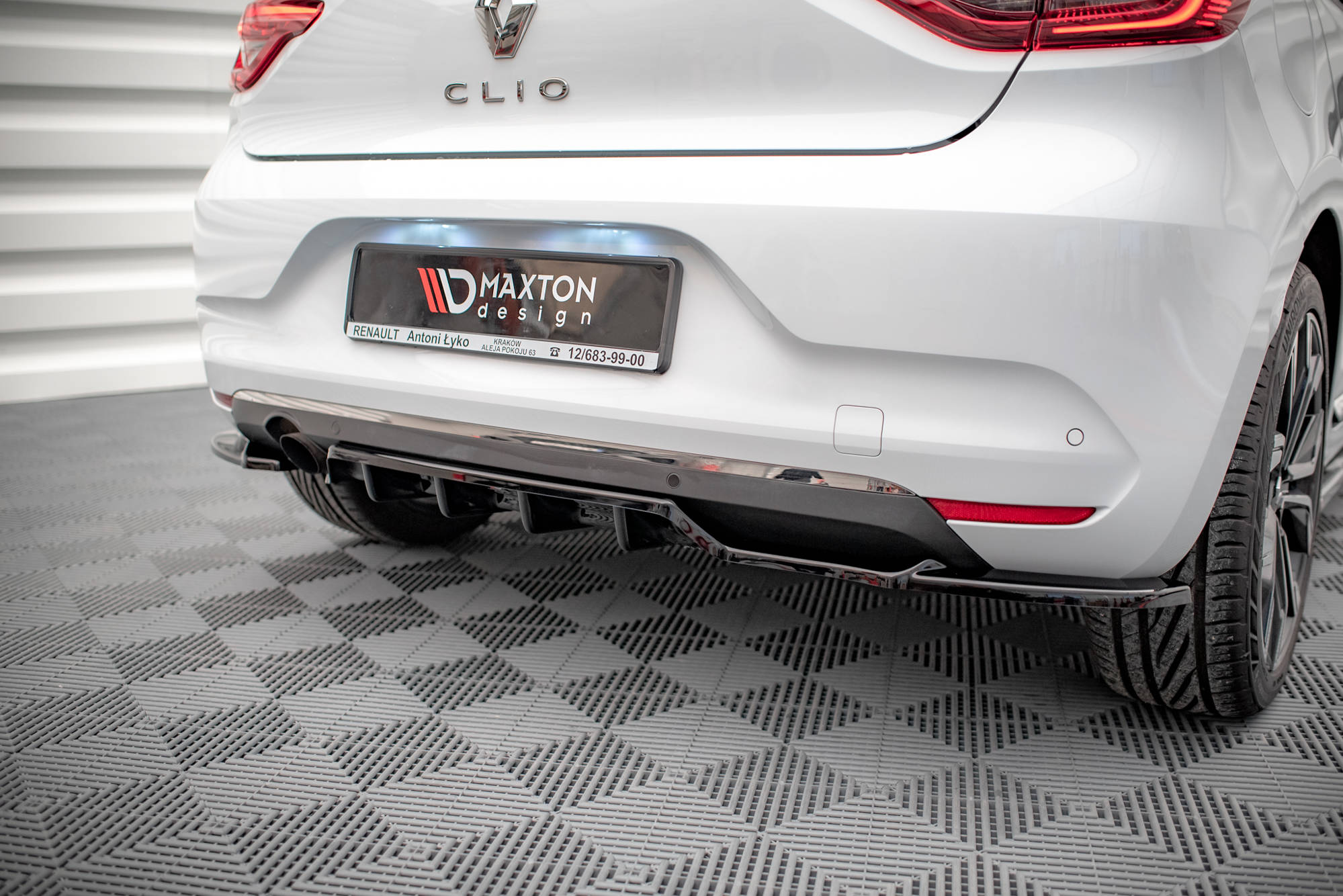 Maxton Design Street+ Mittlerer Diffusor RACE passend für Renault Clio Mk5 schwarz Hochglanz