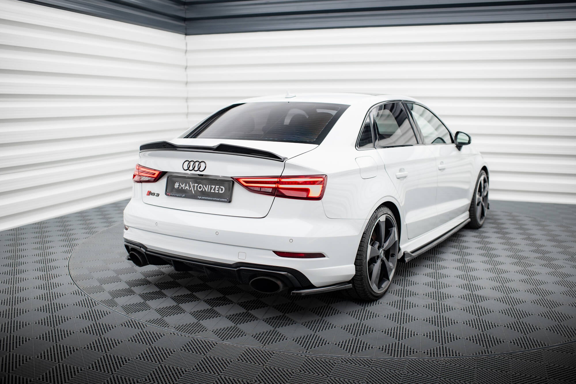 Maxton Design Heck Ansatz Flaps Diffusor V.2 passend für Audi RS3 Limousine 8V Facelift schwarz Hochglanz