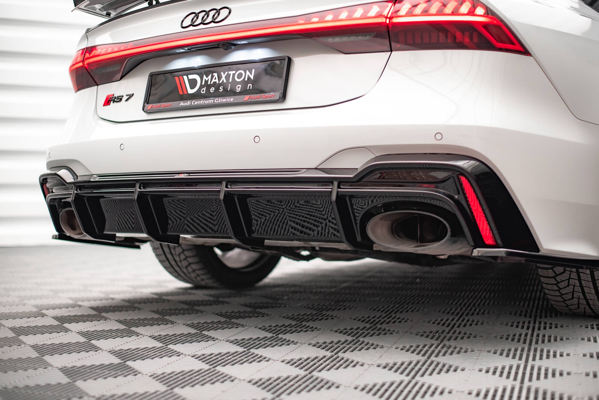 Maxton Design Diffusor Heck Ansatz passend für Audi RS7 C8 (mit AHK) schwarz Hochglanz