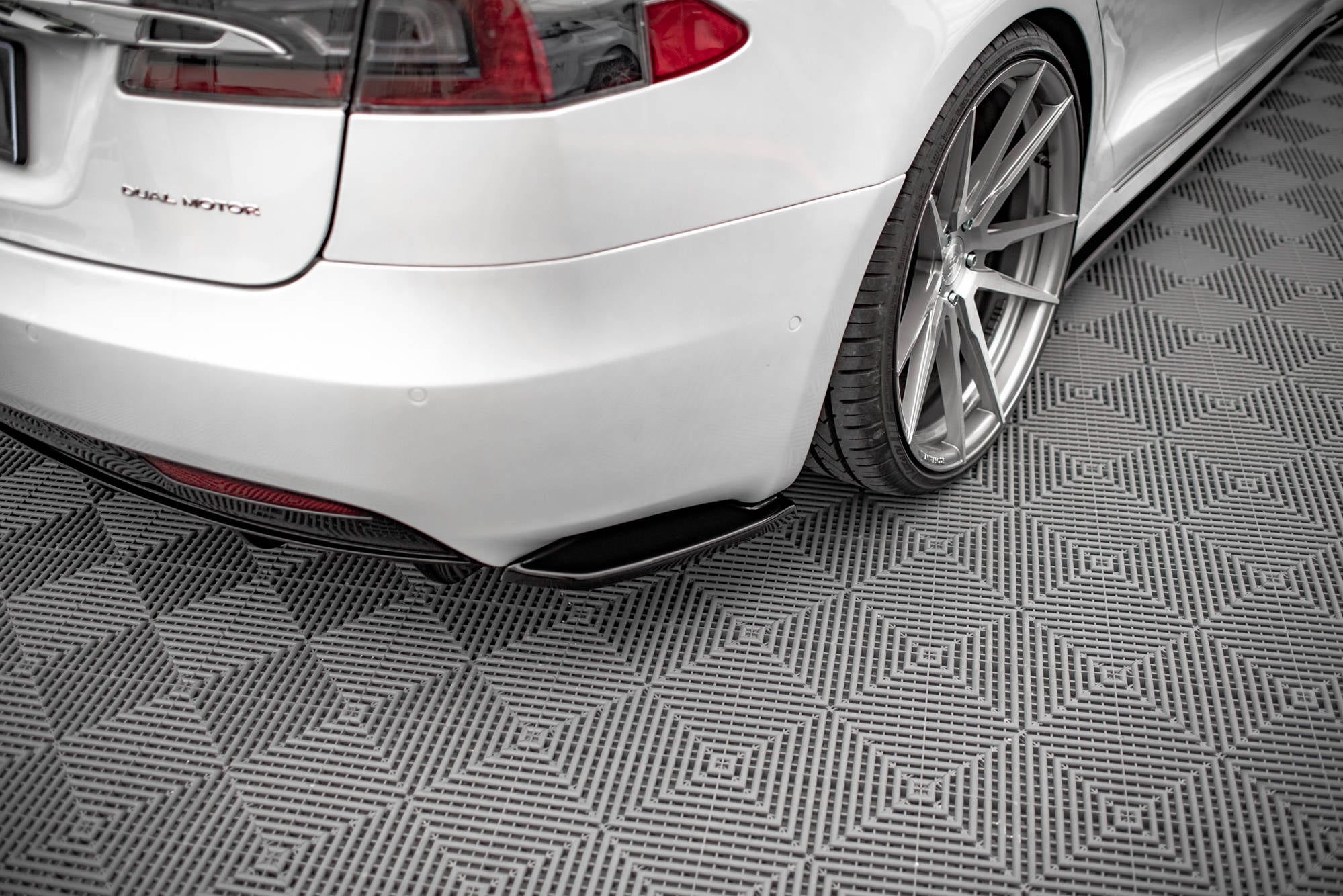 Maxton Design Heck Ansatz Flaps Diffusor passend für Tesla Model S Facelift schwarz Hochglanz