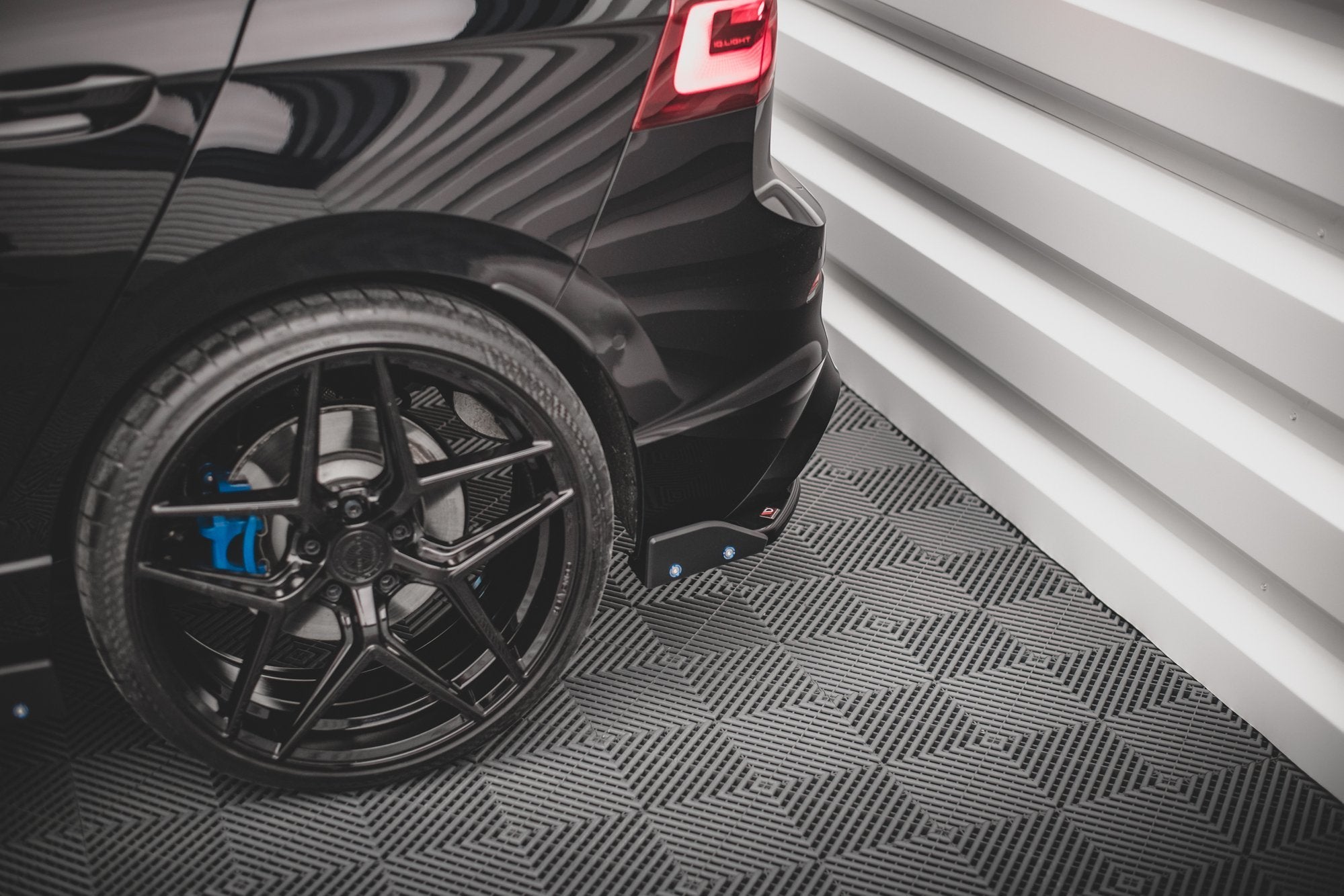 Maxton Design Heck Ansatz Flaps Diffusor V.2 + Flaps passend für VW Golf R Hatchback Mk8 Facelift