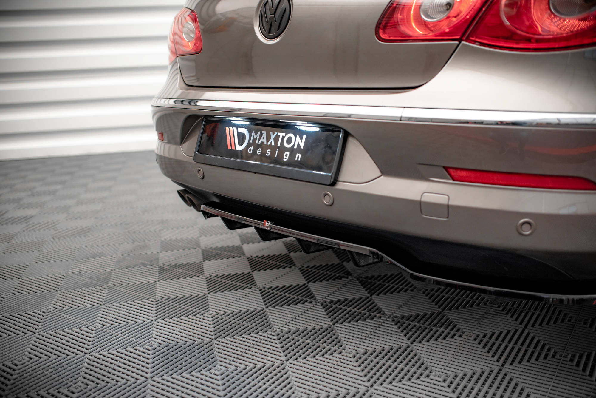 Maxton Design Street+ Mittlerer Diffusor RACE passend für VW Passat CC schwarz Hochglanz