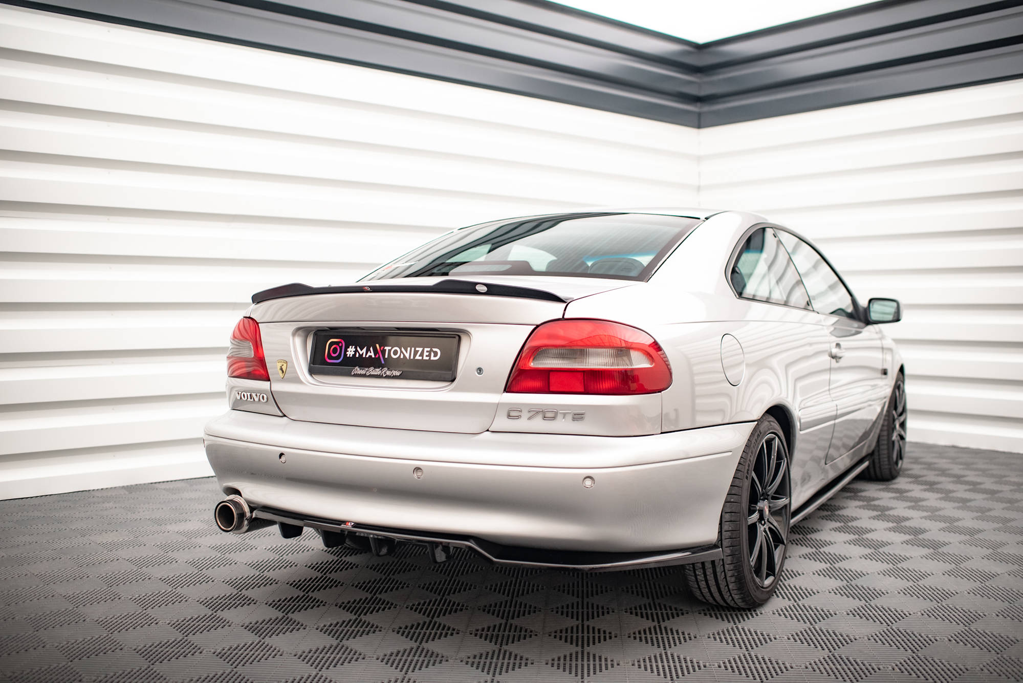Maxton Design Street+ Mittlerer Diffusor RACE passend für Volvo C70 Mk1 schwarz Hochglanz