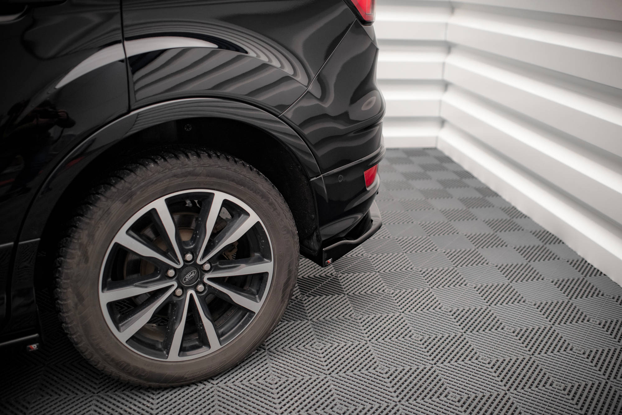 Maxton Design Heck Ansatz Flaps Diffusor passend für Ford Escape ST-Line Mk3 schwarz Hochglanz