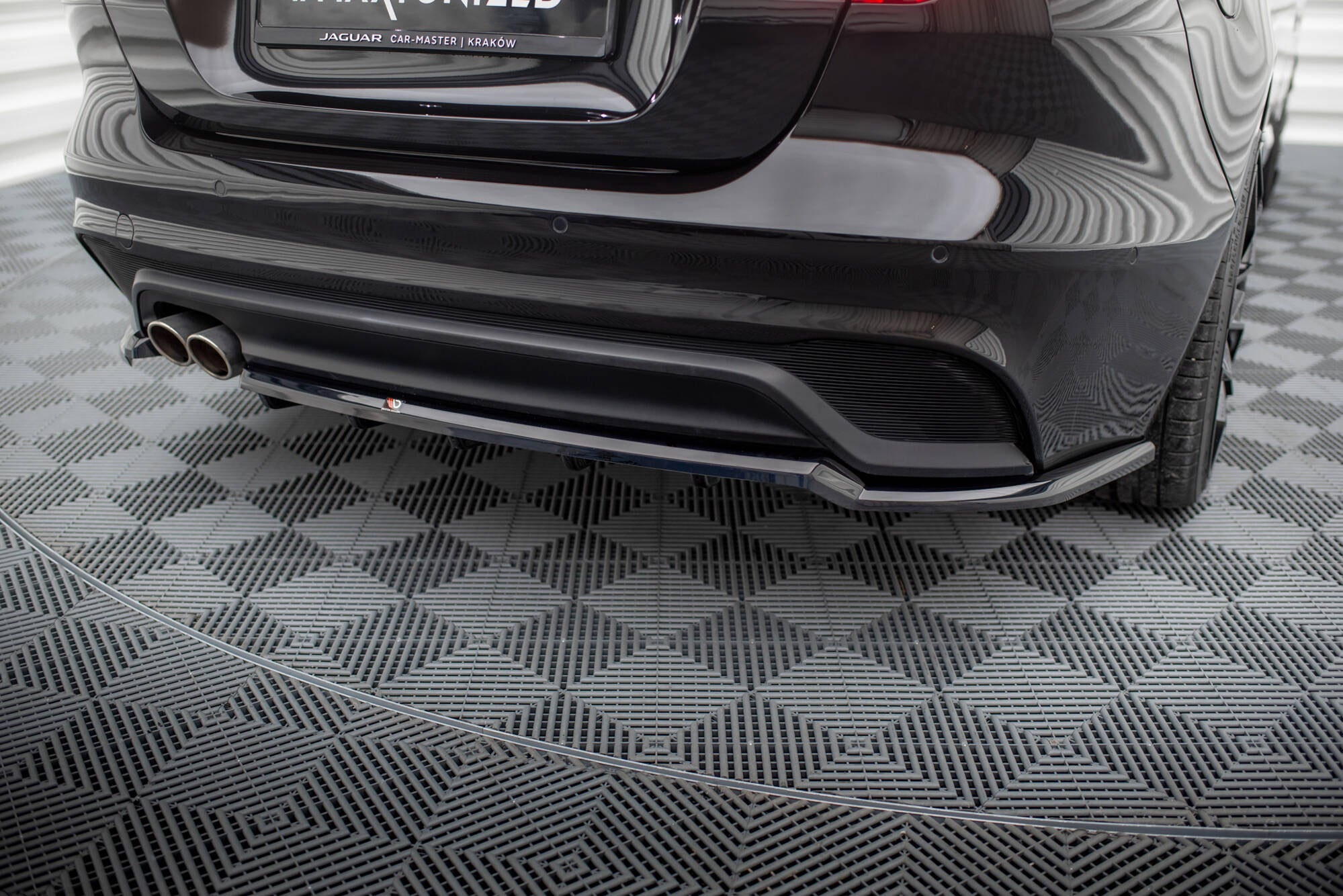 Maxton Design Street+ Mittlerer Diffusor RACE passend für Jaguar XE X760 Facelift schwarz Hochglanz