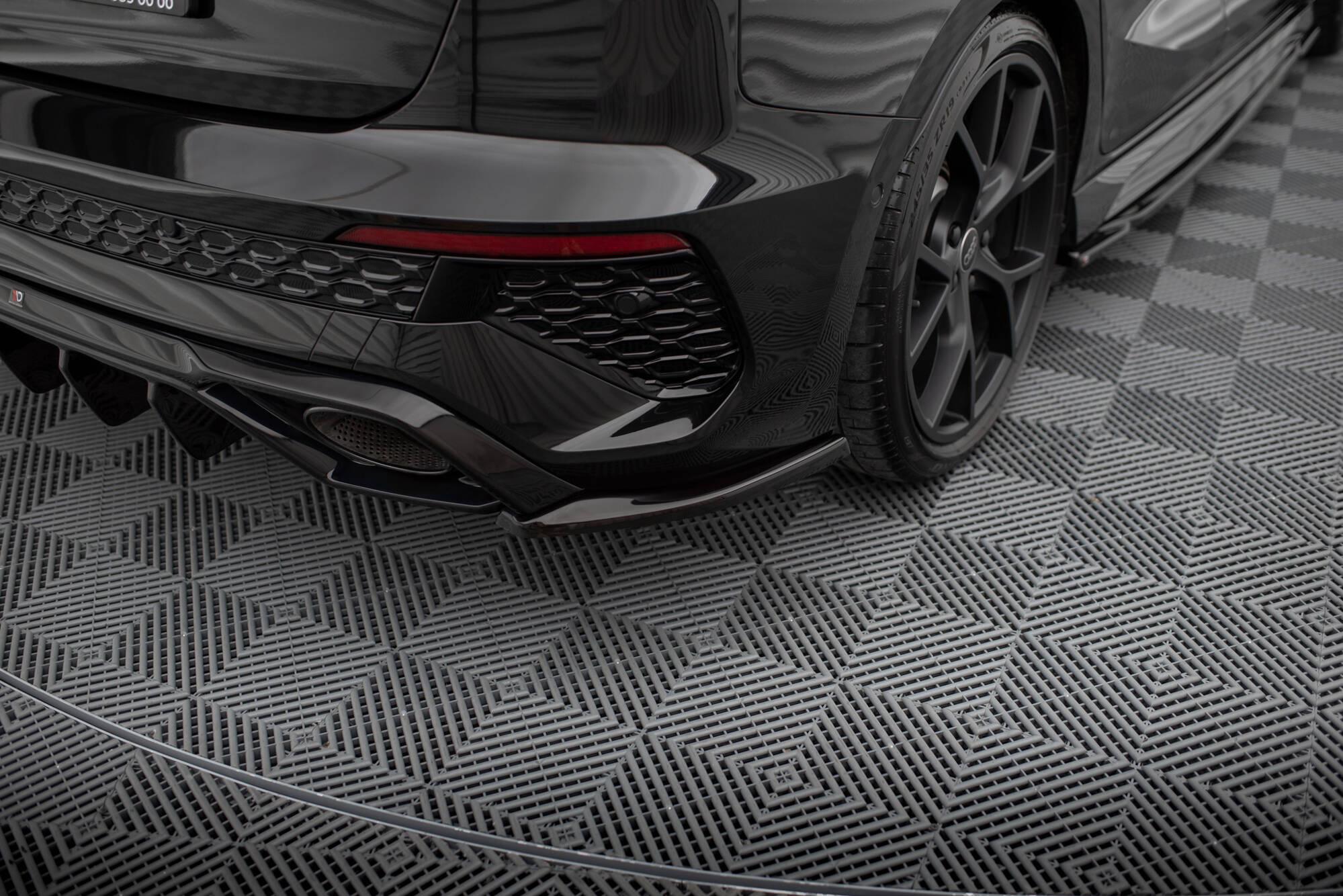 Maxton Design Heck Ansatz Flaps Diffusor V.2 passend für Audi RS3 Sportback 8Y schwarz Hochglanz