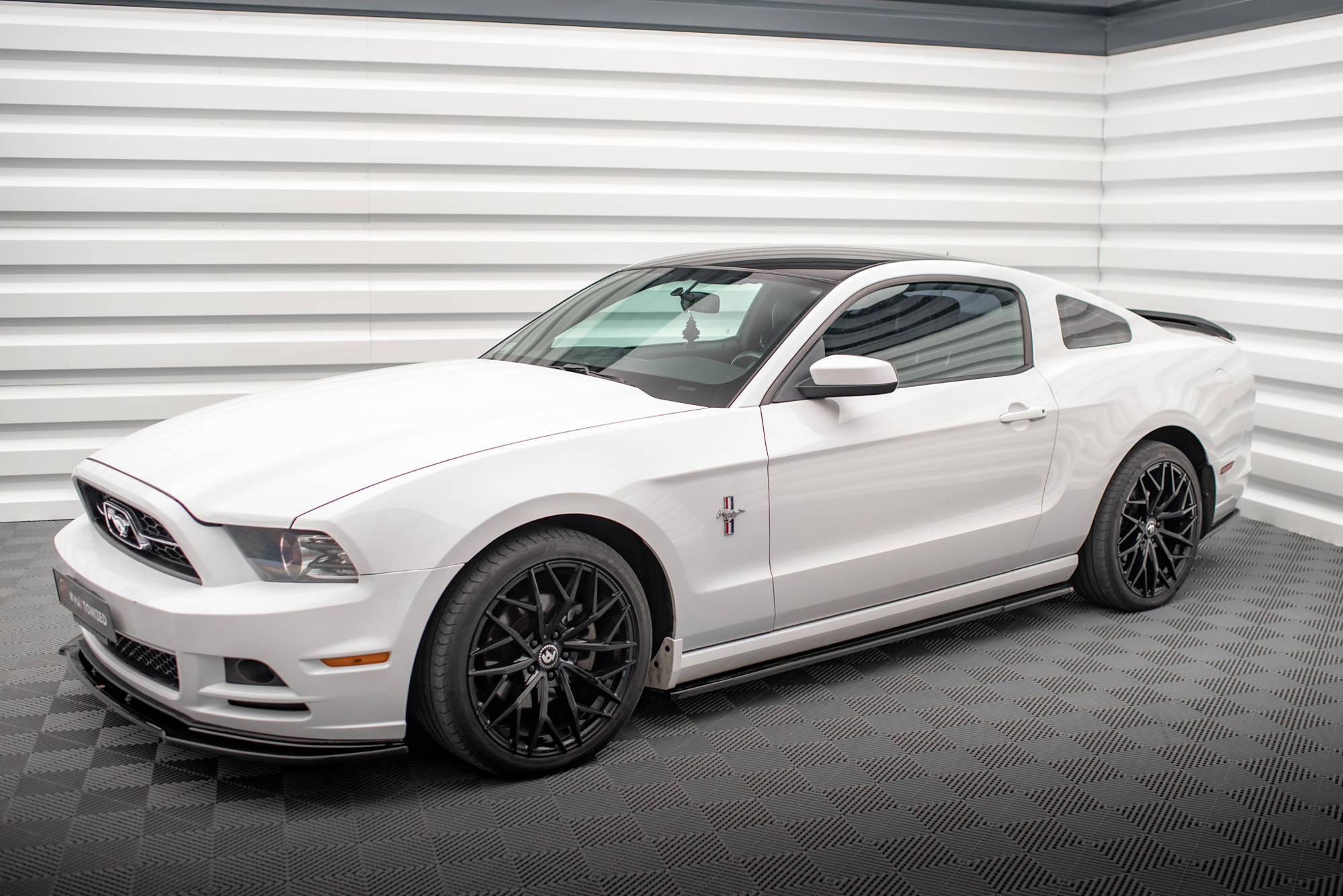 Maxton Design Street+ Seitenschweller Leisten passend für Ford Mustang Mk5 Facelift schwarz Hochglanz