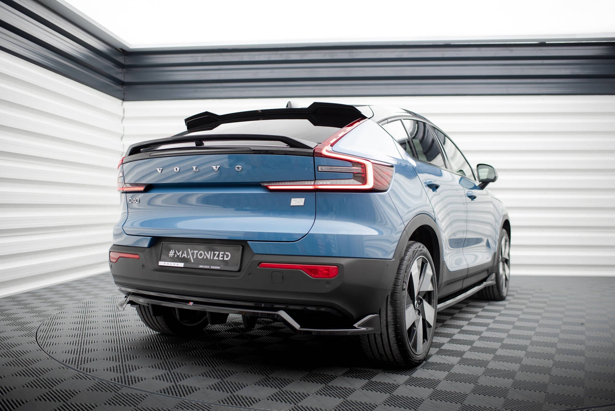 Maxton Design Street+ Mittlerer Diffusor RACE passend für Volvo C40 Mk1 schwarz Hochglanz